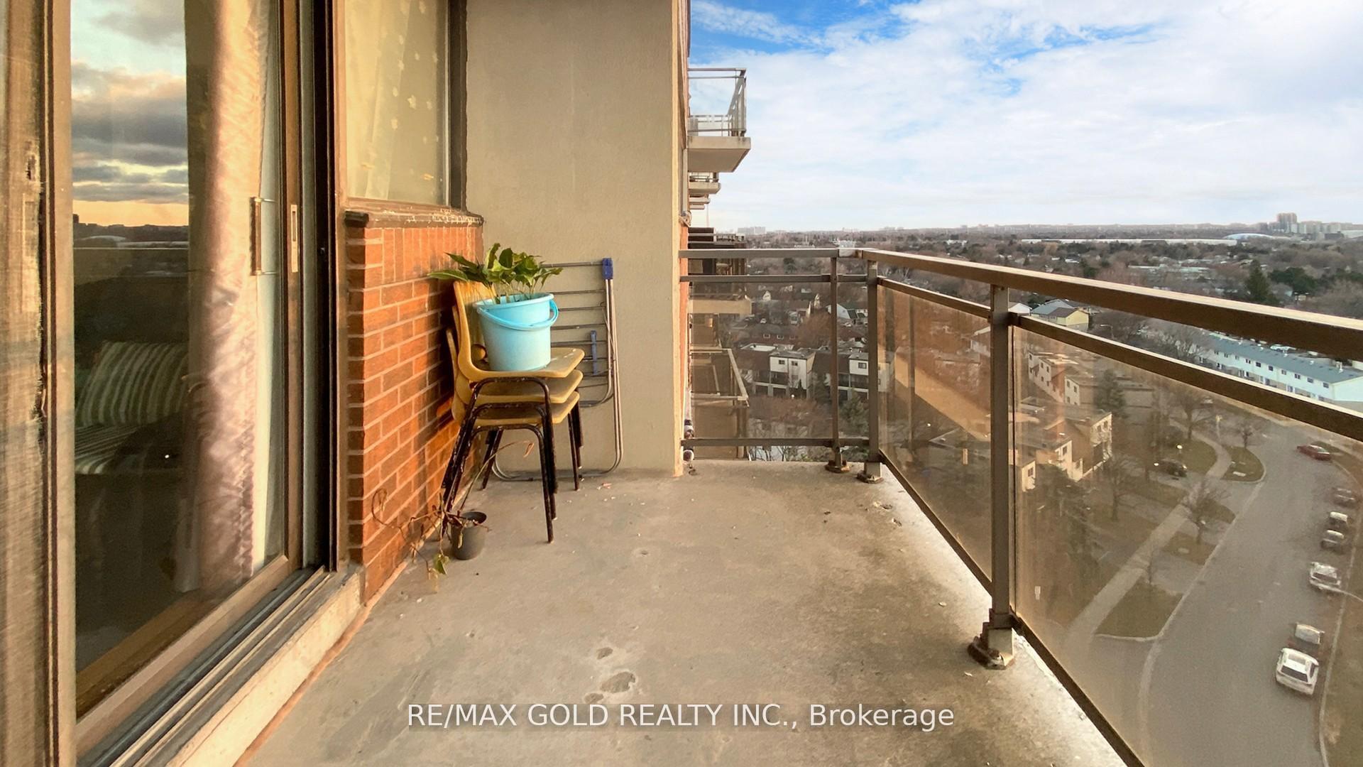 2 Bedrooms Condo at 99 Blackwell, Toronto For sale