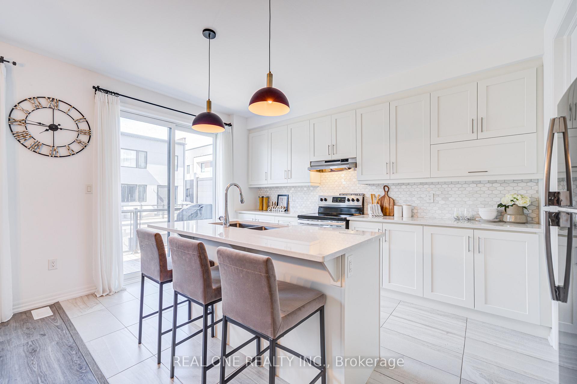 4 Bedrooms Condo at 91 Grovewood Common, Oakville For sale
