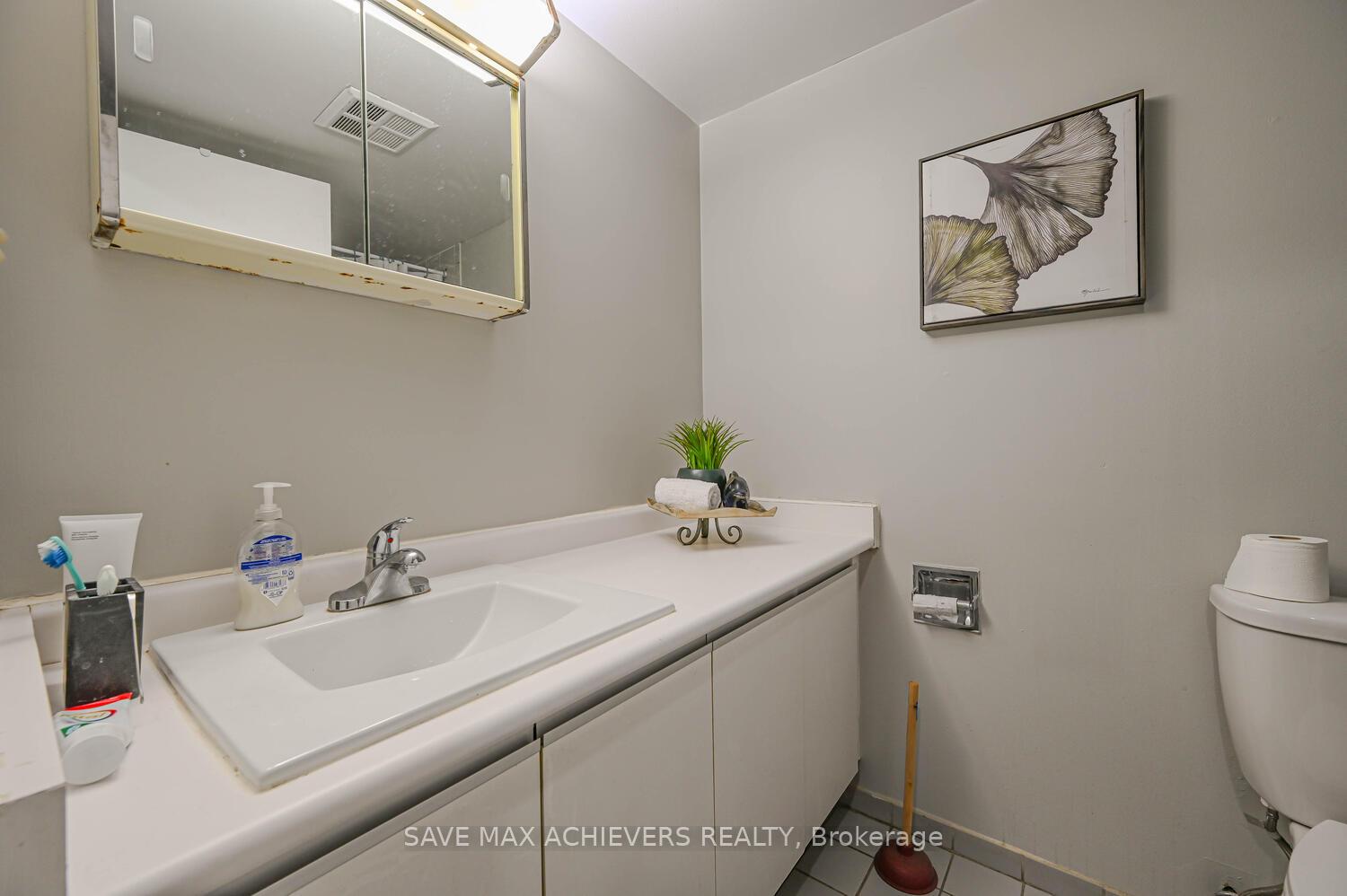 3 Bedrooms Condo at 21 Markbrook, Toronto For sale