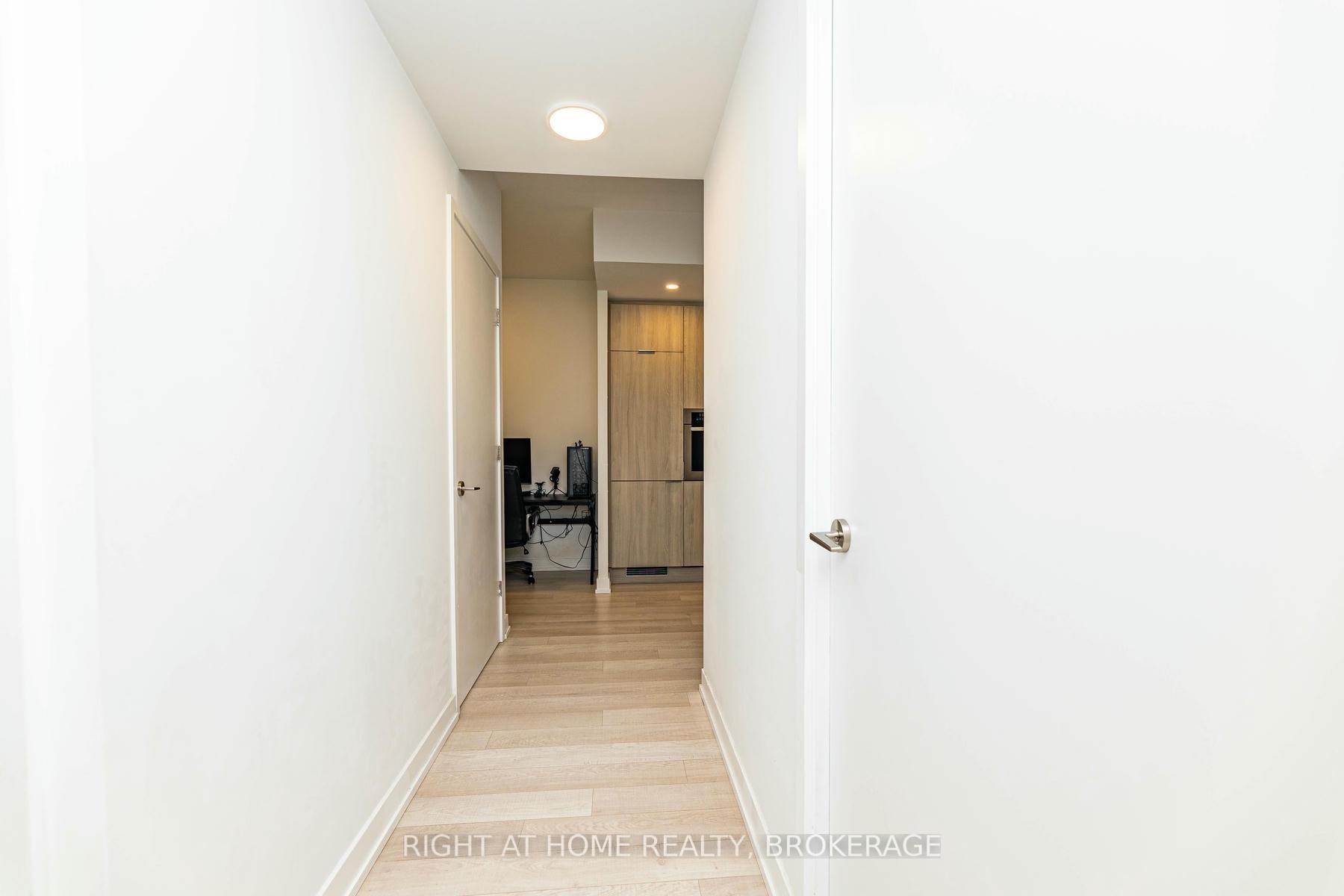 2 Bedrooms Condo at 39 Roehampton, Toronto For sale