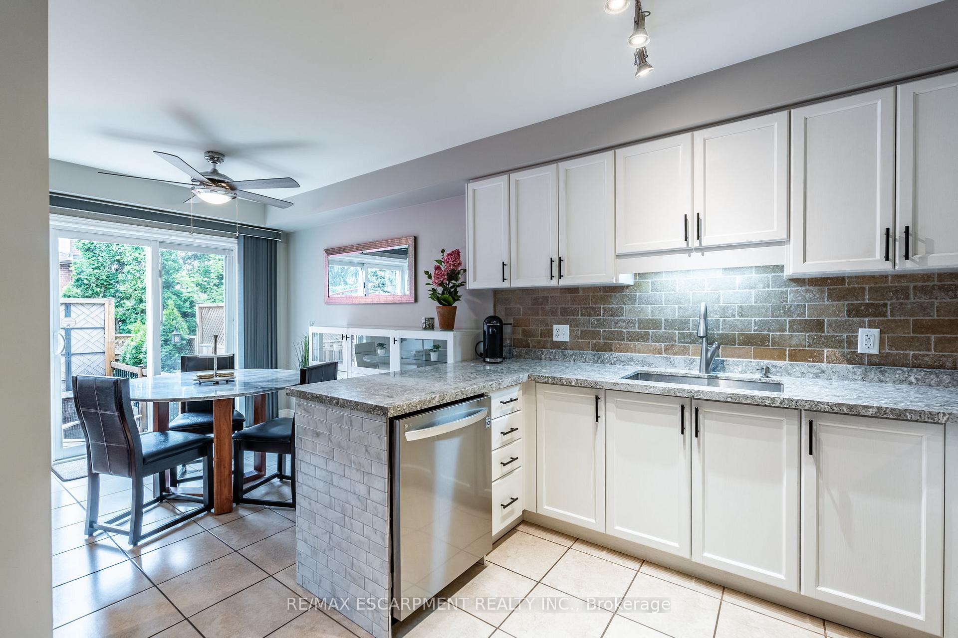 3 Bedrooms Condo at 1461 Upper Gage, Hamilton For sale