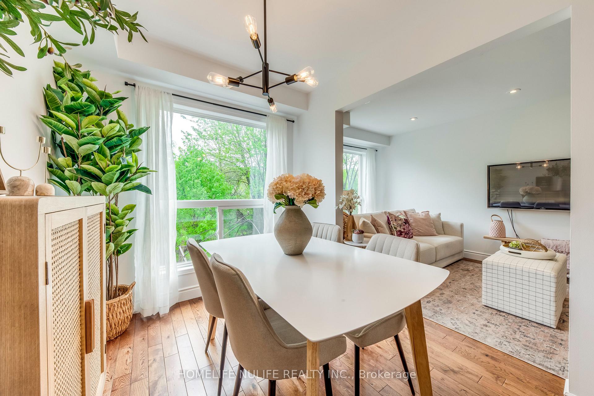 3 Bedrooms Condo at 7284 Bellshire, Mississauga For sale
