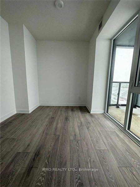 2 Bedrooms Condo at 3200 Dakota, Burlington For sale