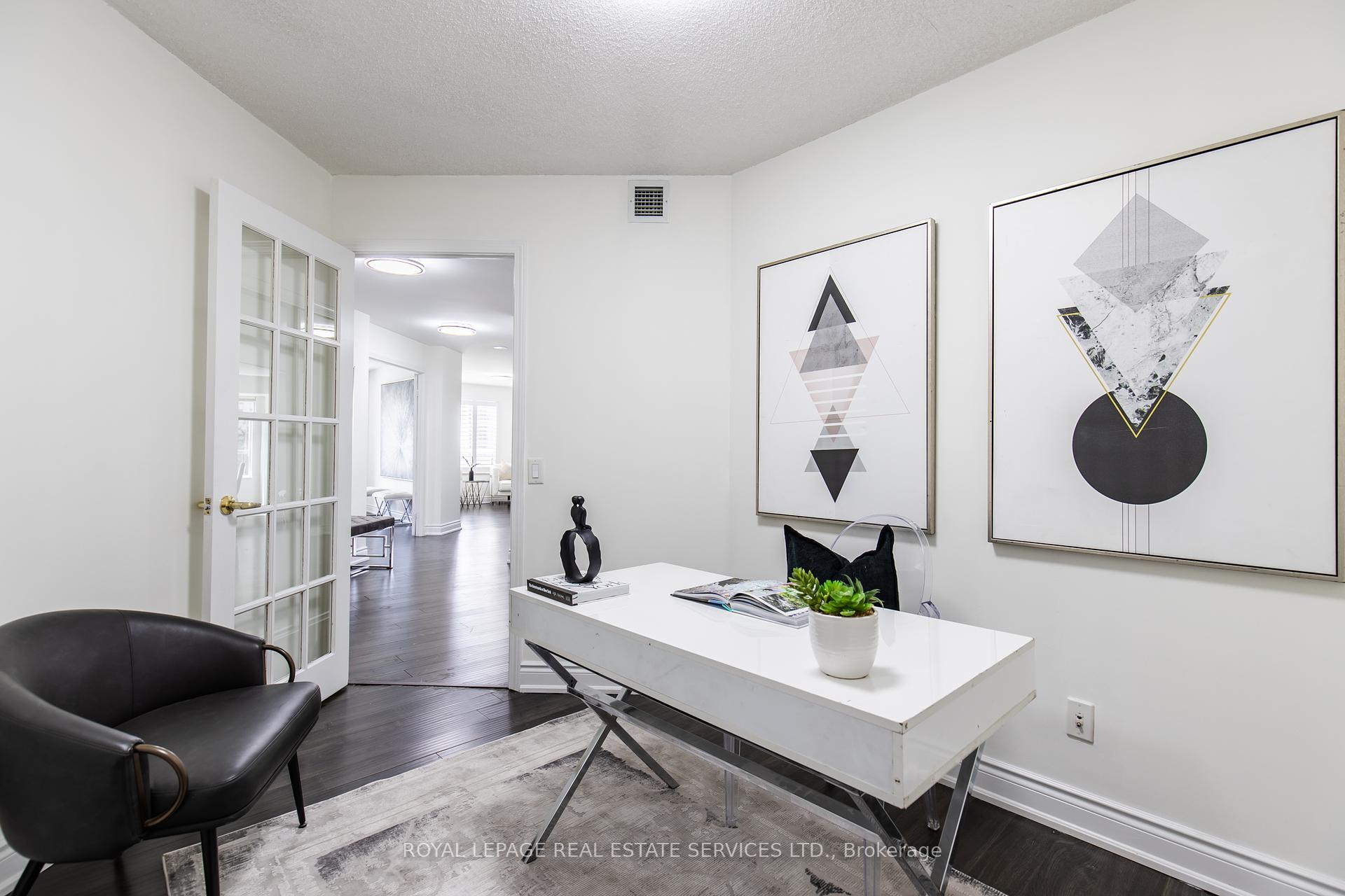 3 Bedrooms Condo at 25 Kingsbridge Garden, Mississauga For sale