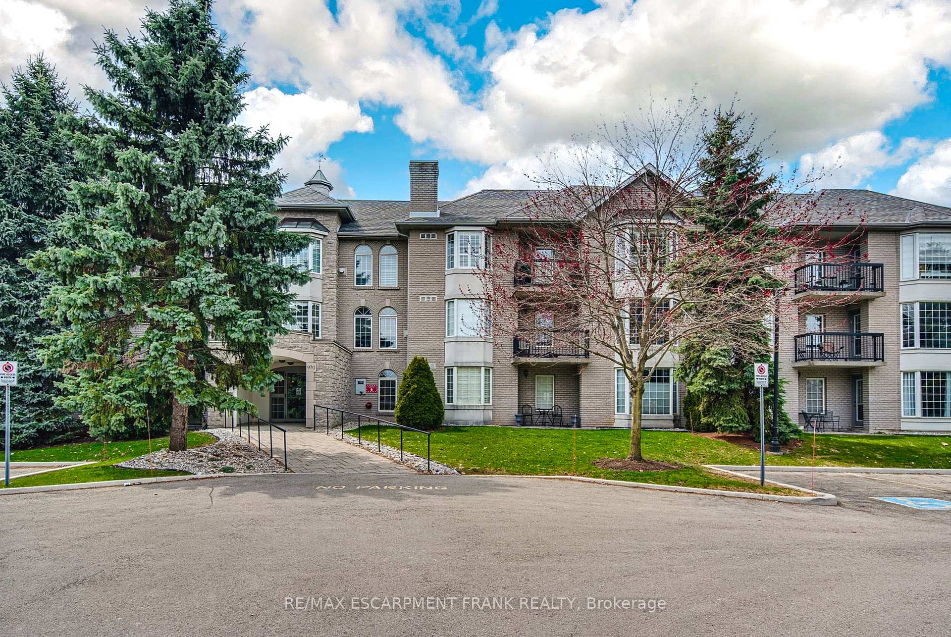 2 Bedrooms Condo at 970 Golf Links,  Hamilton For sale