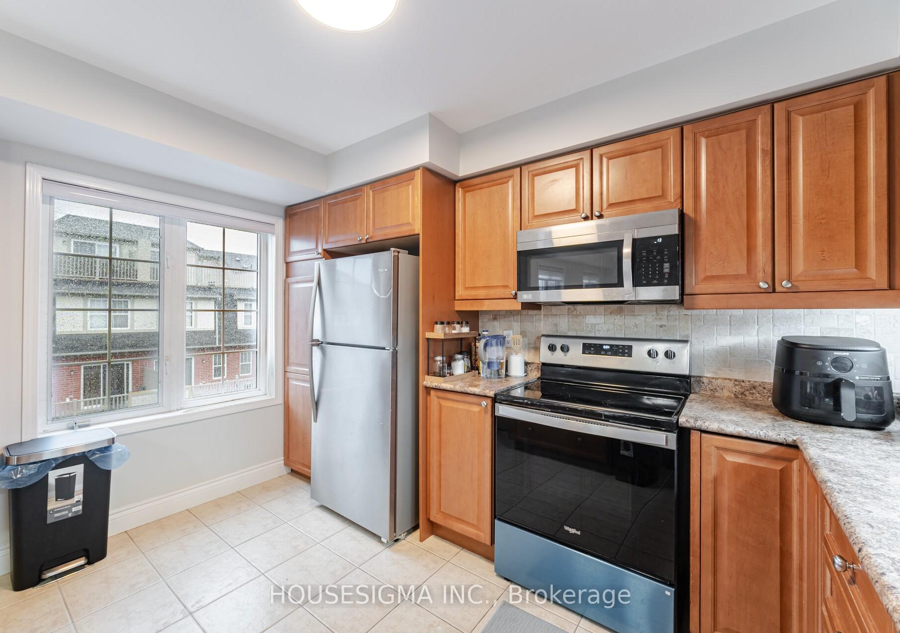 3 Bedrooms Condo at 760 Neighbourhood, Mississauga For sale
