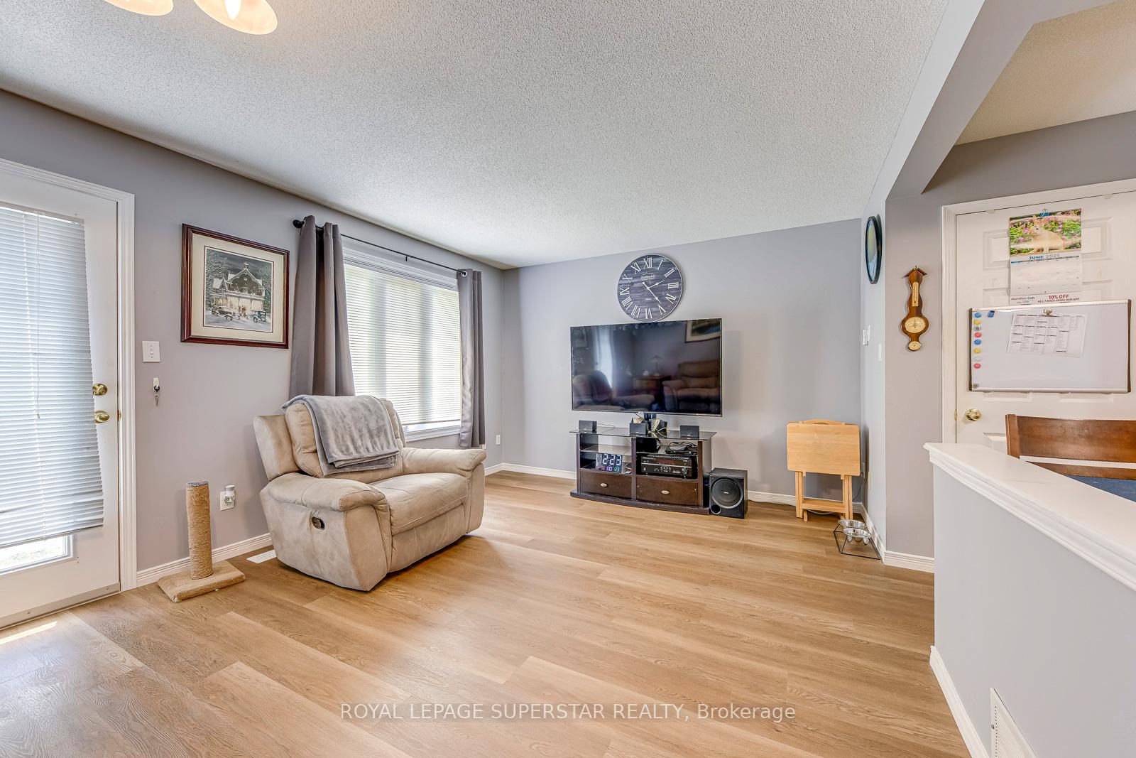 3 Bedrooms Condo at 1809 Upper Wentworth, Hamilton For sale