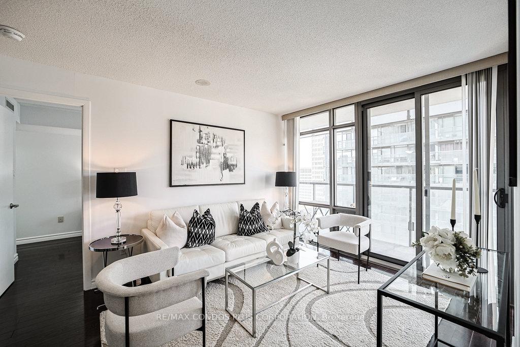 2 Bedrooms Condo at 38 Grenville, Toronto For sale