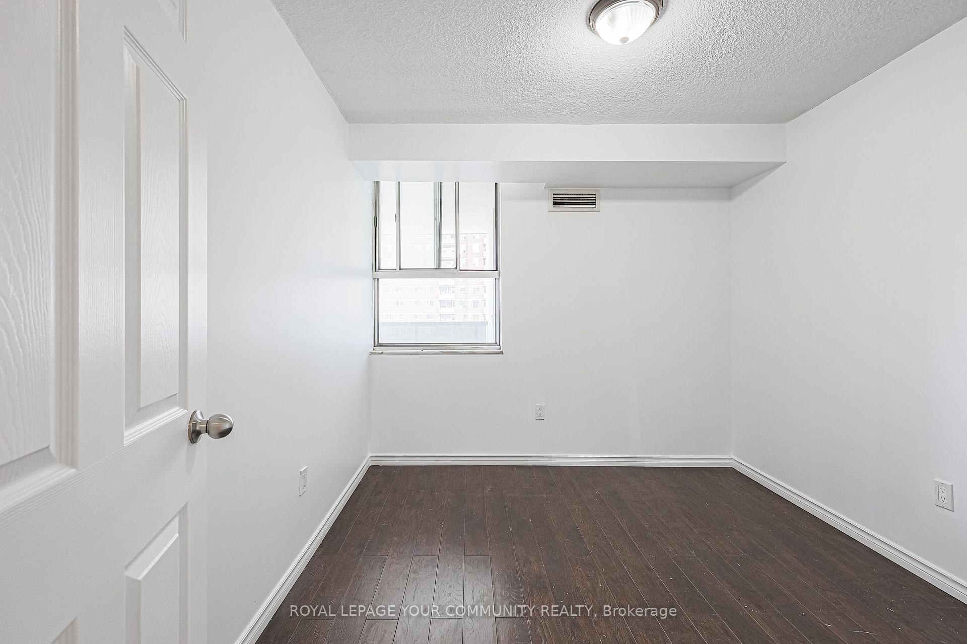 2 Bedrooms Condo at 10 Tobermory, Toronto For sale