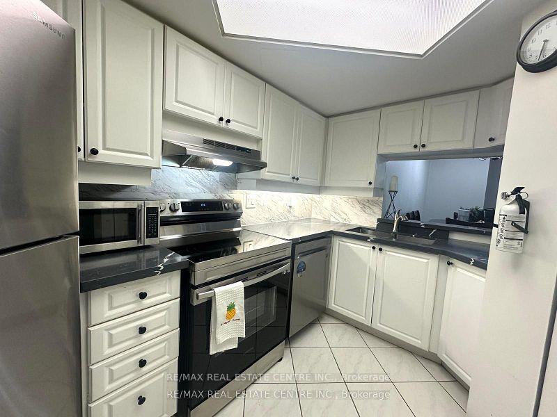 3 Bedrooms Condo at 250 Webb, Mississauga For sale