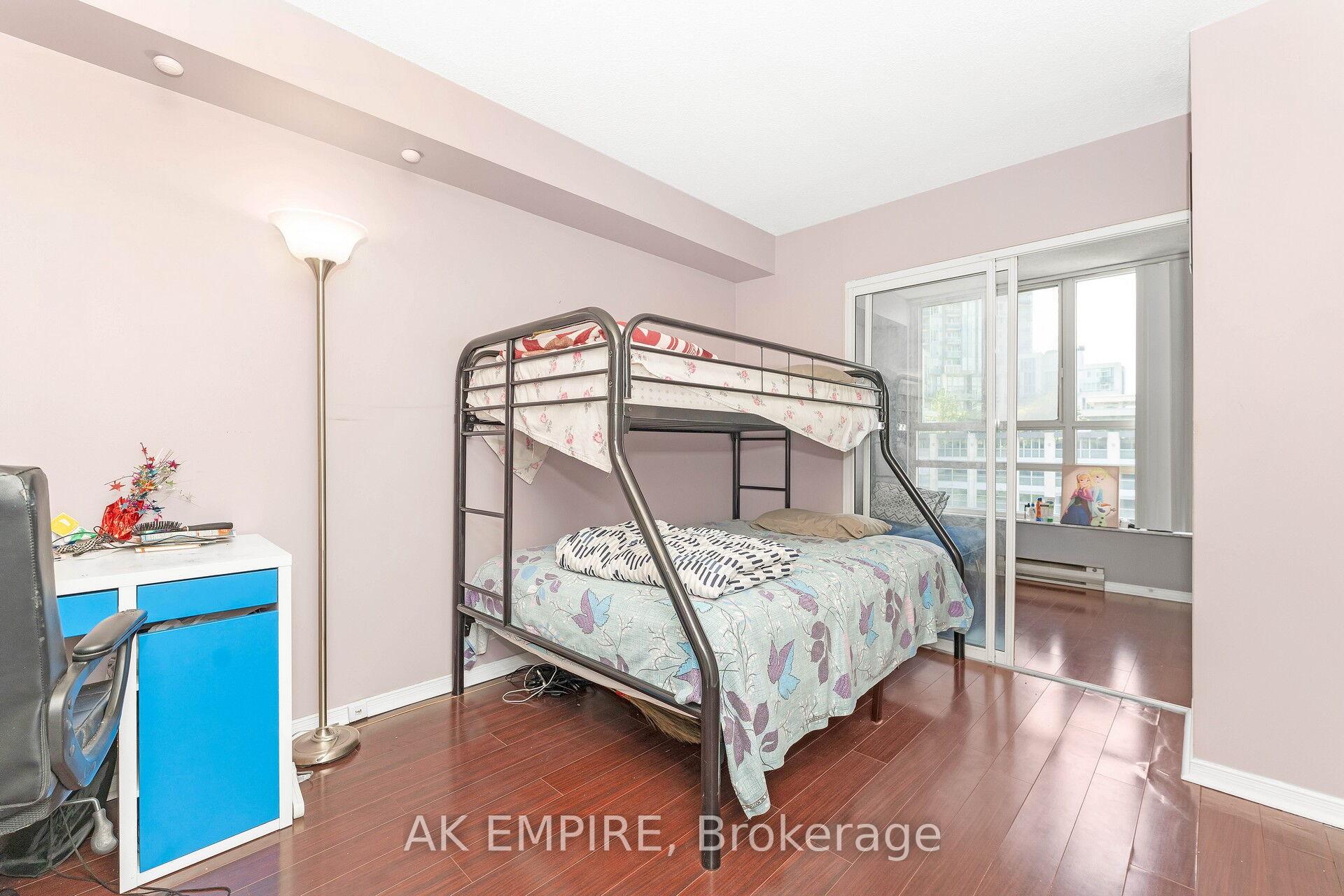 3 Bedrooms Condo at 250 Webb, Mississauga For sale