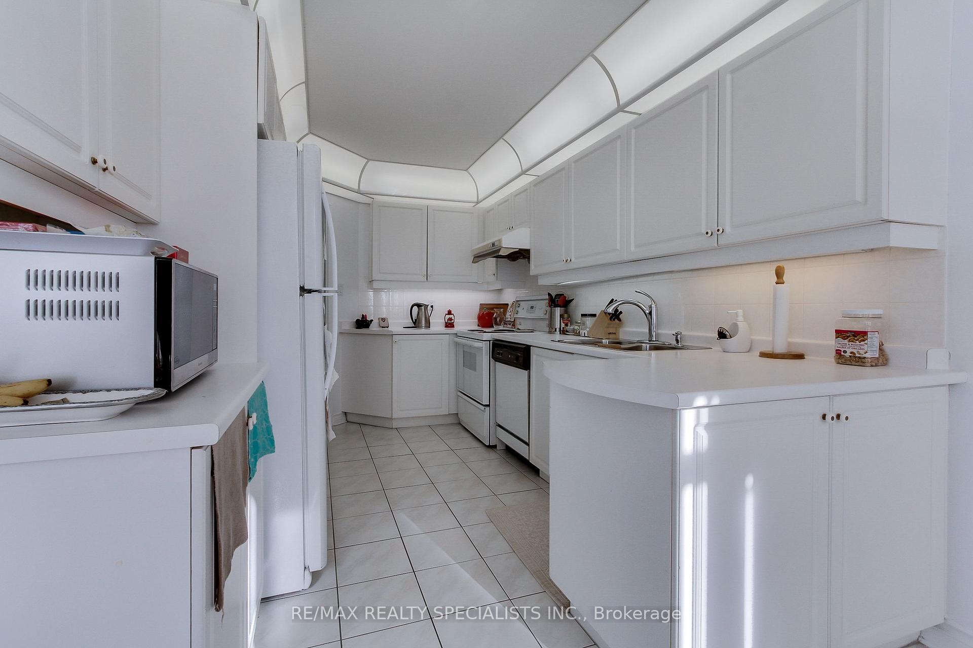 3 Bedrooms Condo at 168 Bonis, Toronto For sale