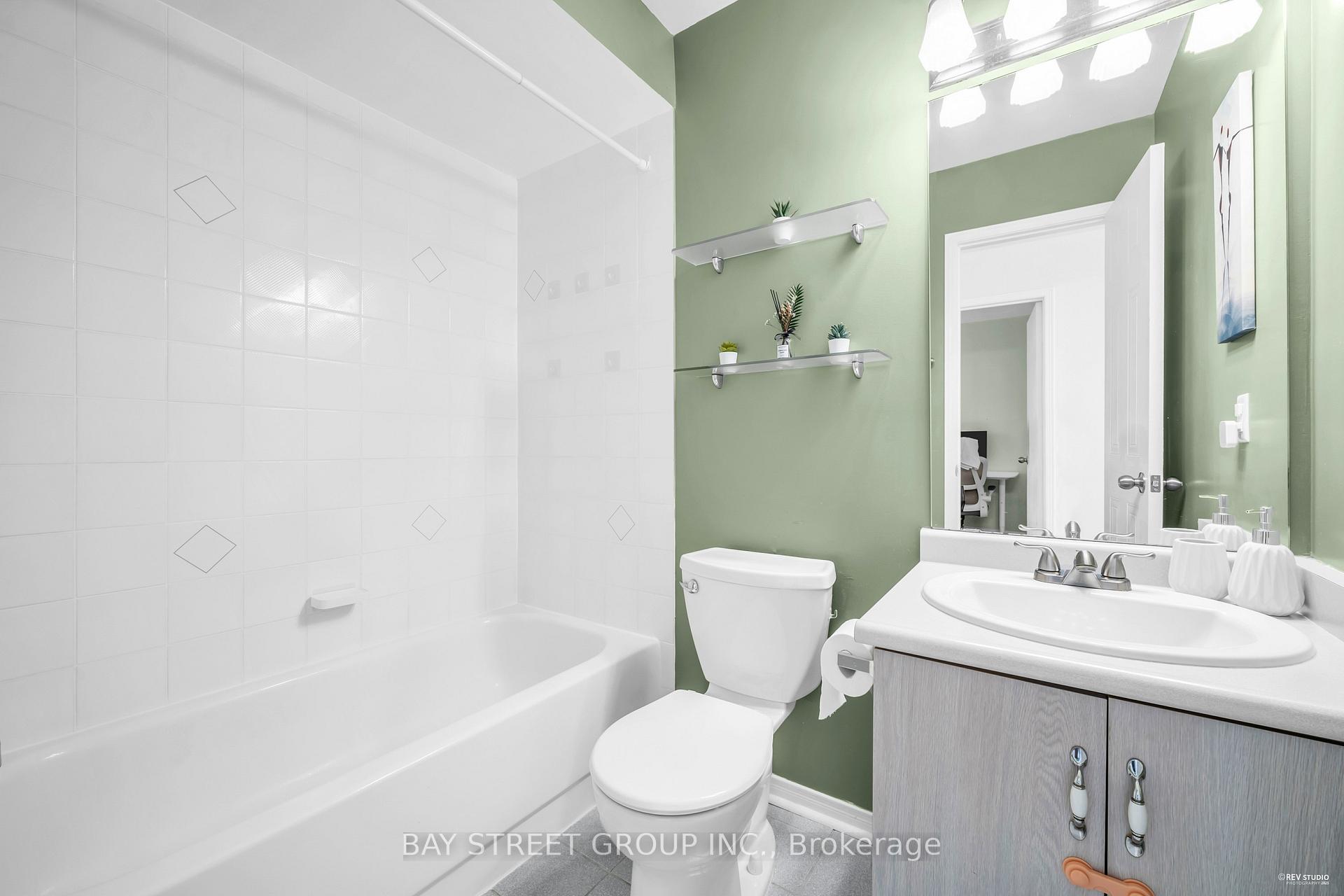 3 Bedrooms Condo at 1240 Westview, Oakville For sale