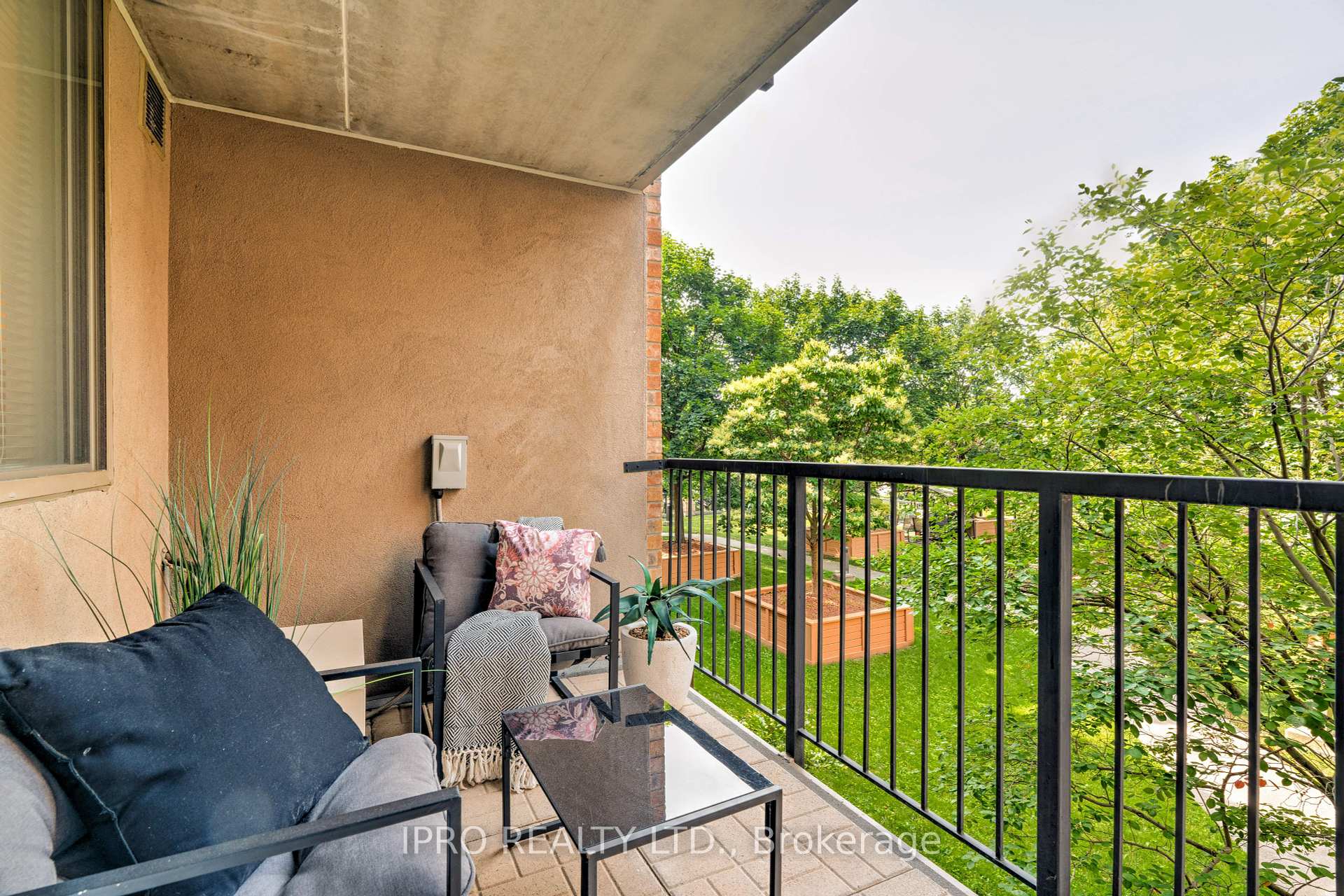 2 Bedrooms Condo at 3499 Upper Middle, Burlington For sale