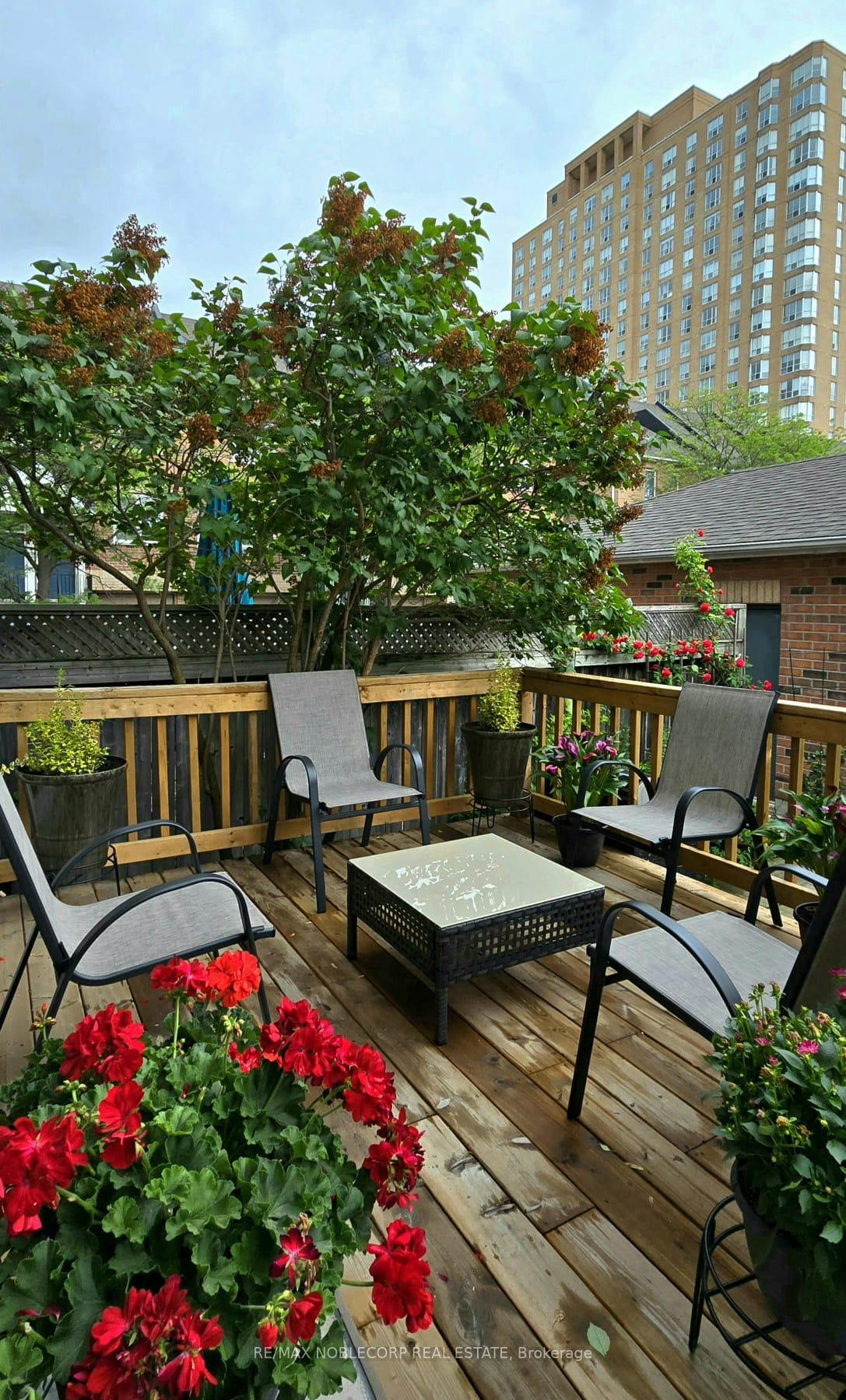 4 Bedrooms Condo at 17 Overlea, Toronto For sale
