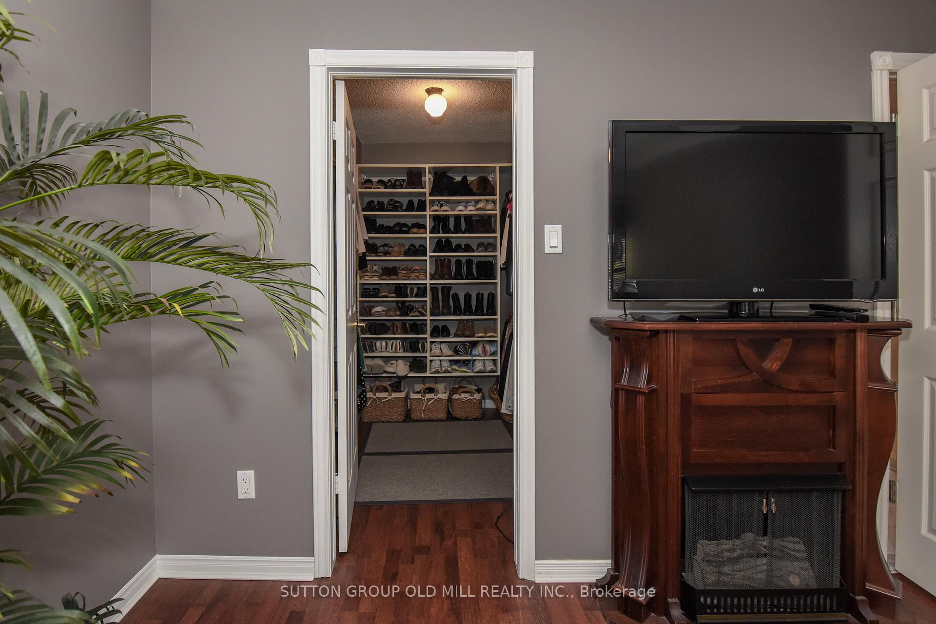 4 Bedrooms Condo at 4635 Regents, Mississauga For sale