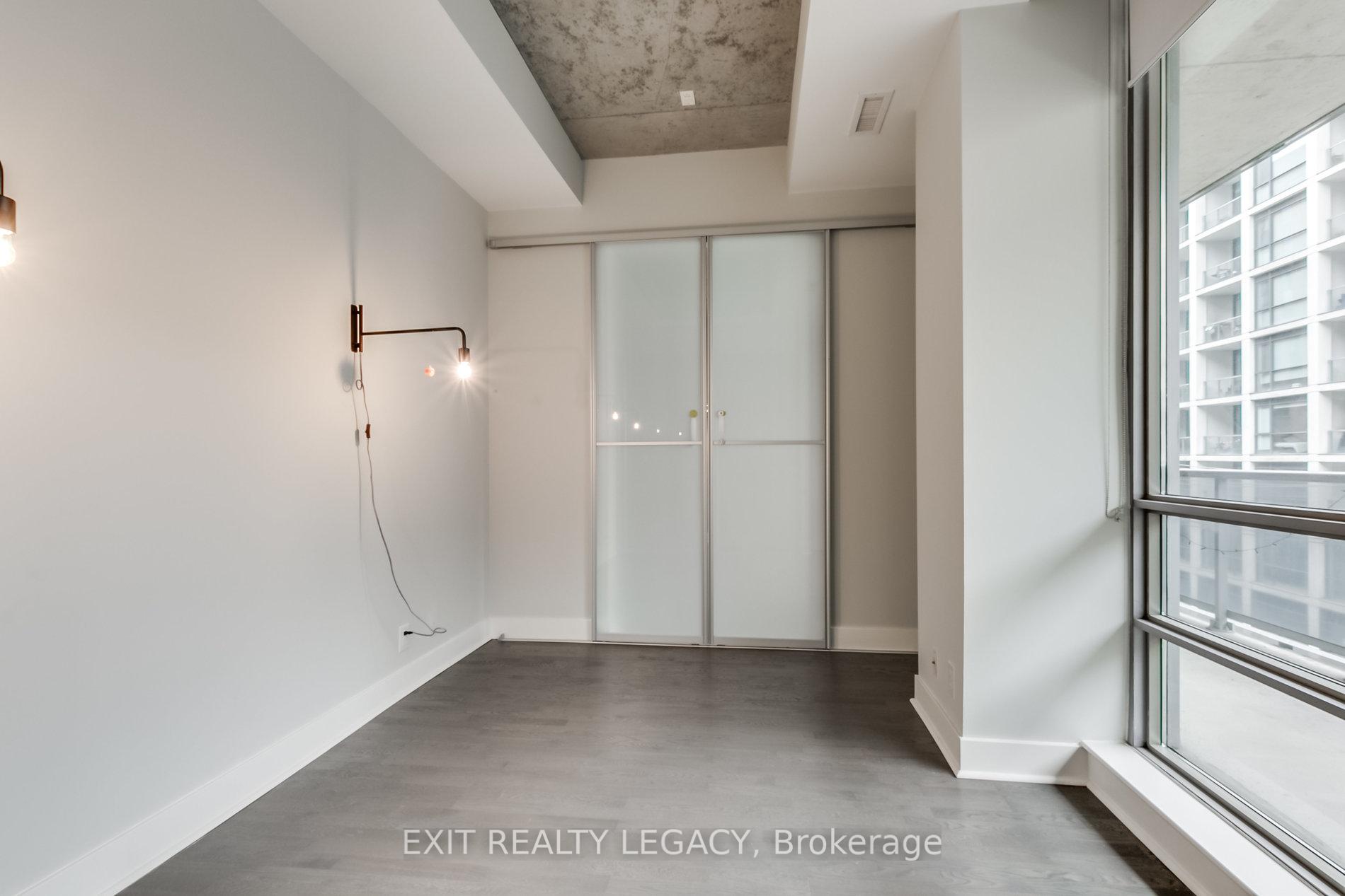 1 Bedroom Condo at 399 Adelaide,  Toronto For sale