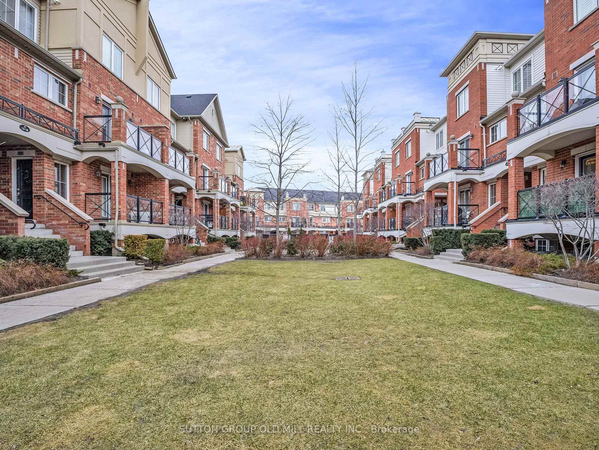 2 Bedrooms Condo at 43 Hays, Oakville For sale