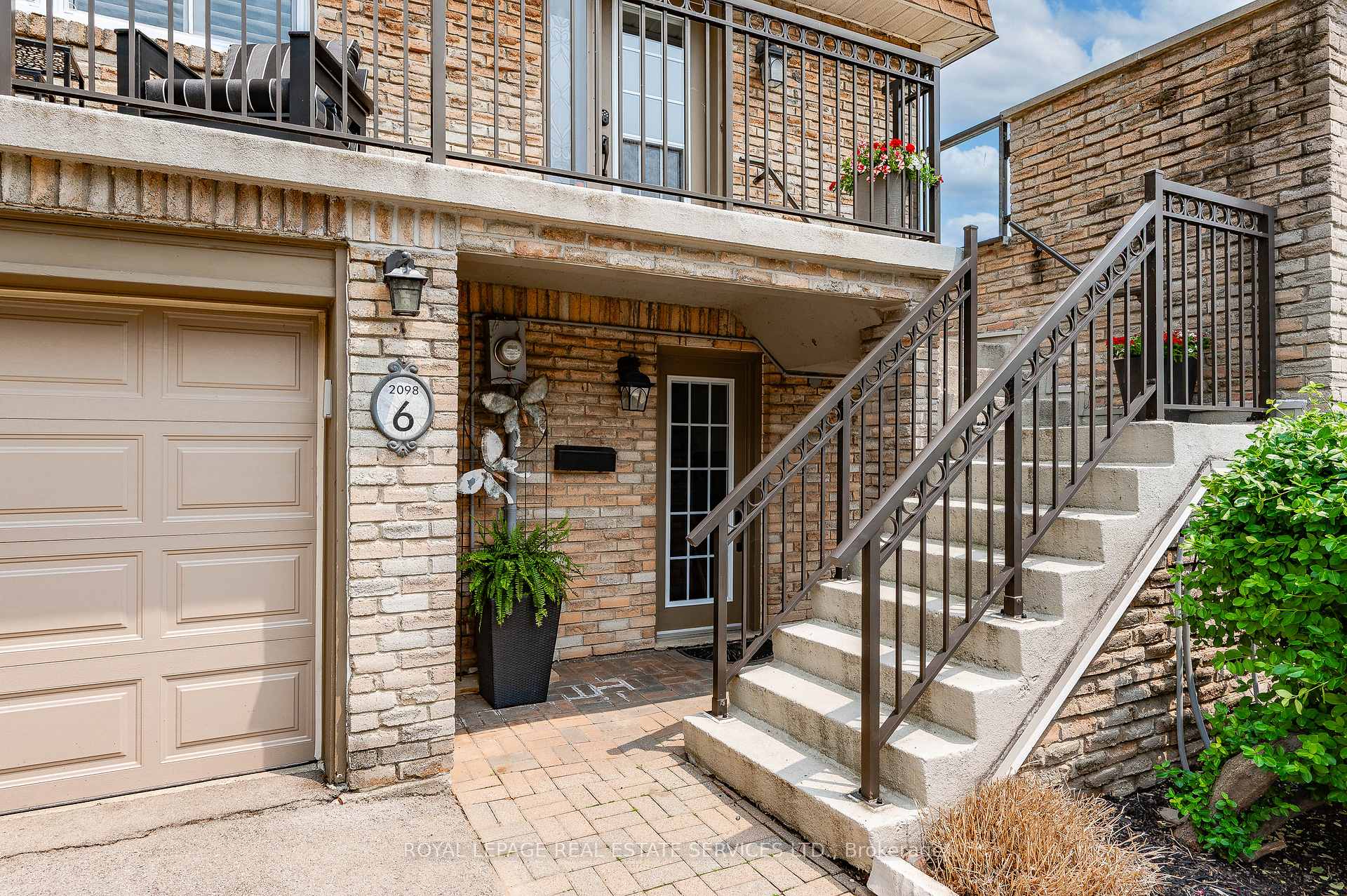 3 Bedrooms Condo at 2098 Marine, Oakville For sale