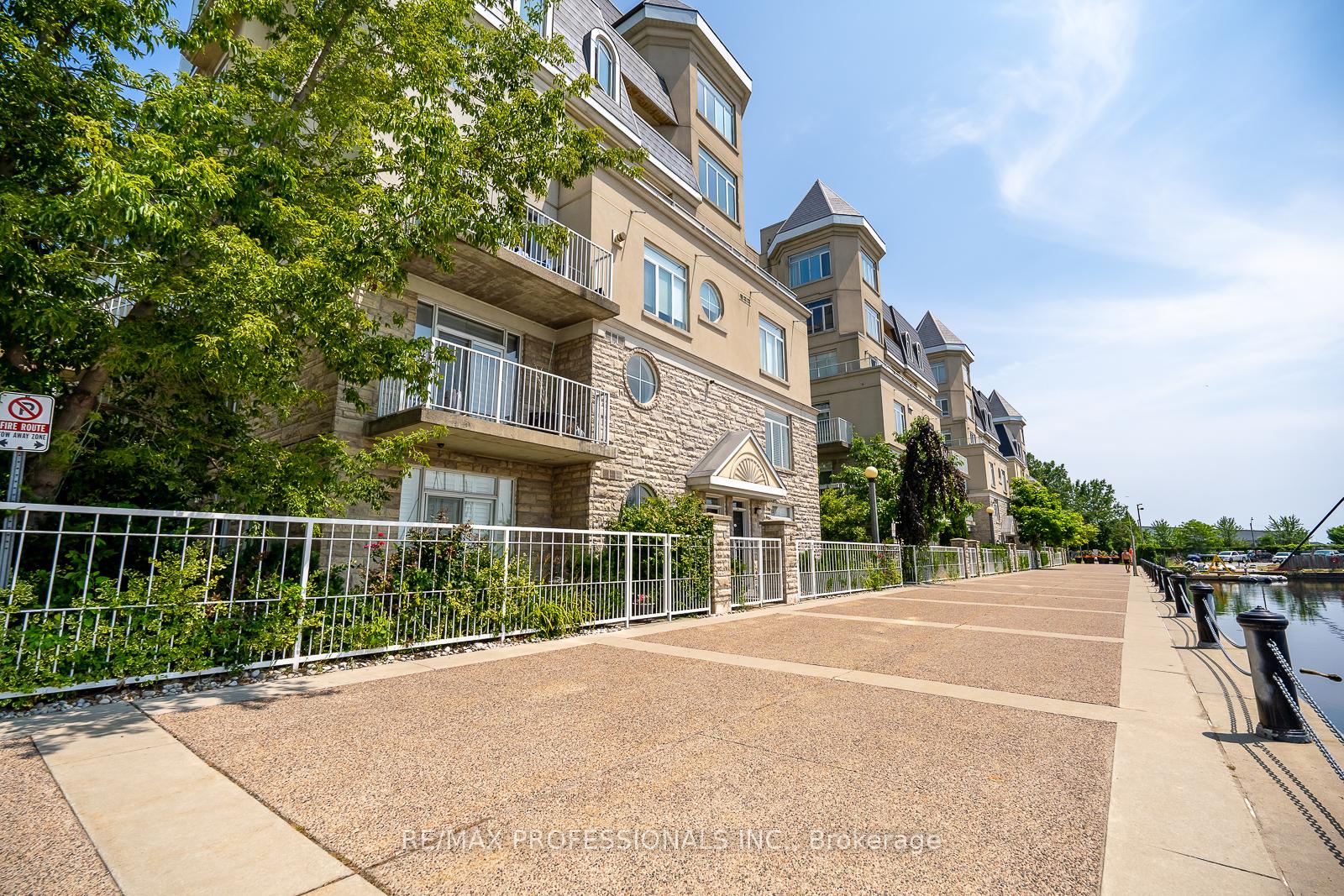 3 Bedrooms Condo at 32 Stadium, Toronto For sale
