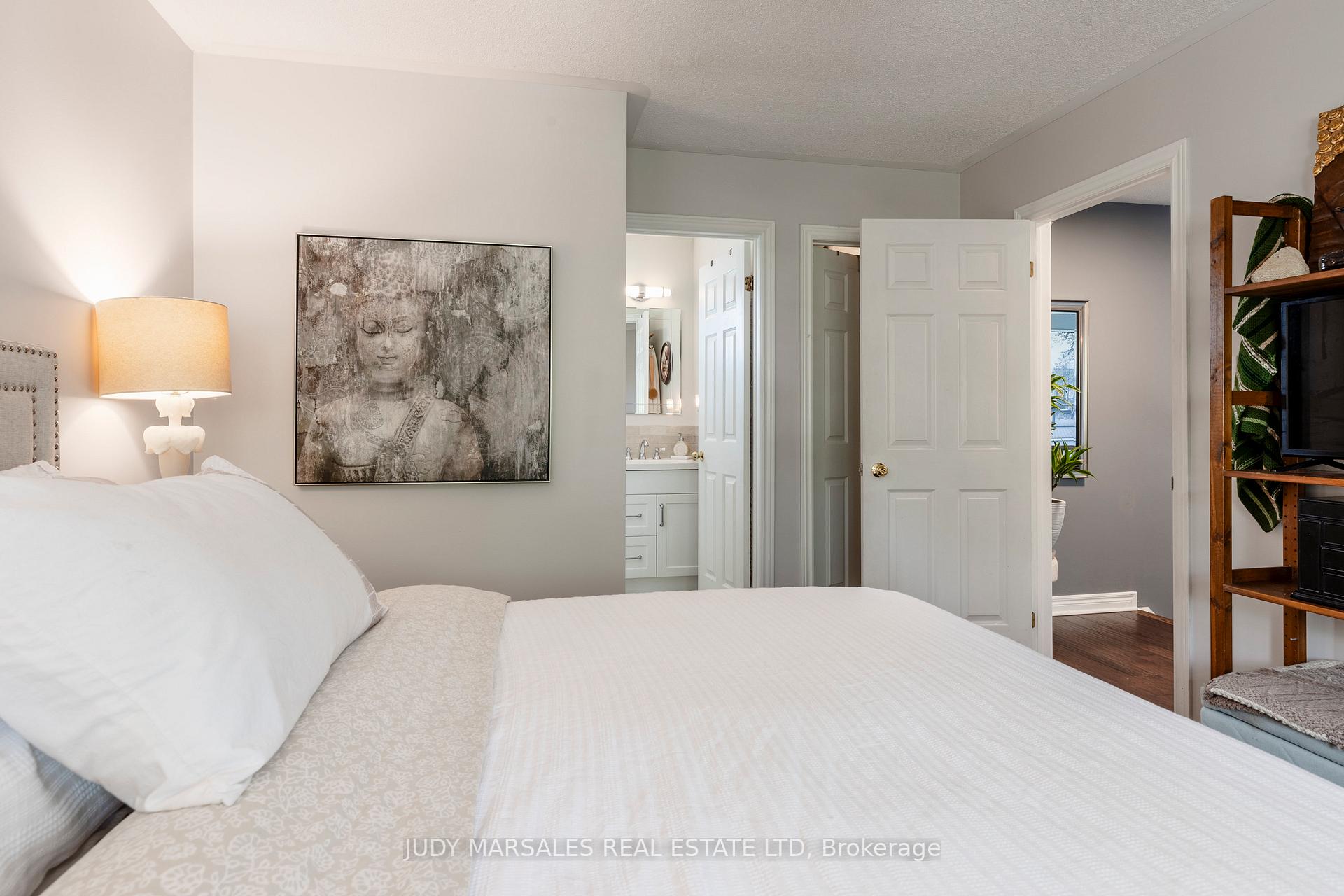 3 Bedrooms Condo at 100 Beddoe, Hamilton For sale