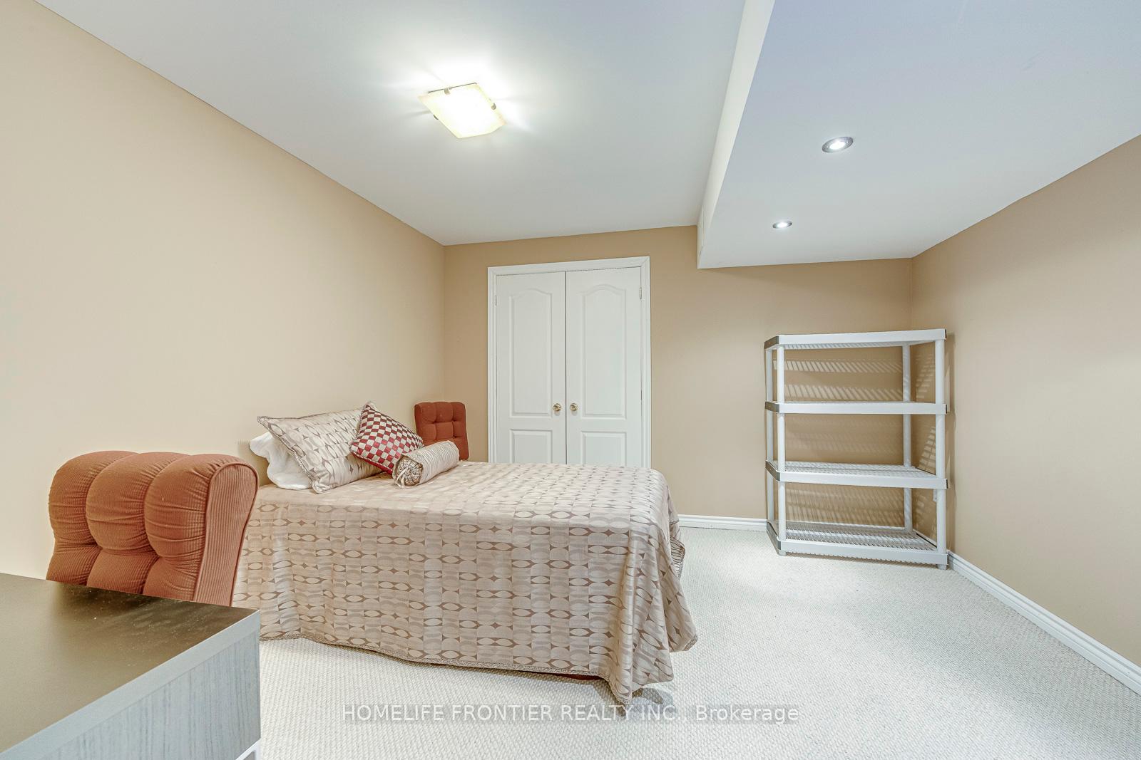 4 Bedrooms Condo at 90 Oakhampton,  Hamilton For sale
