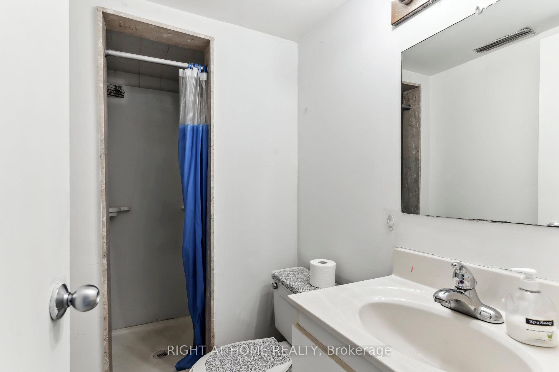 6 Bedrooms Condo at 44 Chester Le, Toronto For sale
