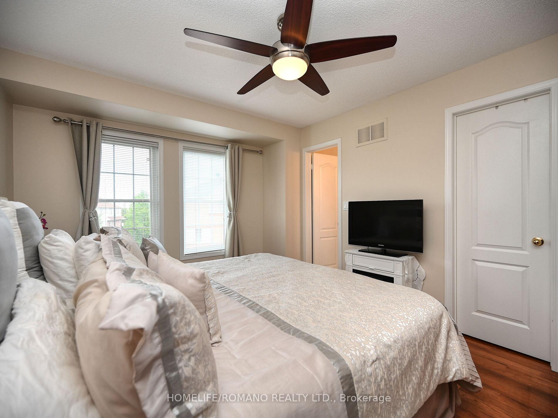 4 Bedrooms Condo at 3030 Breakwater, Mississauga For sale