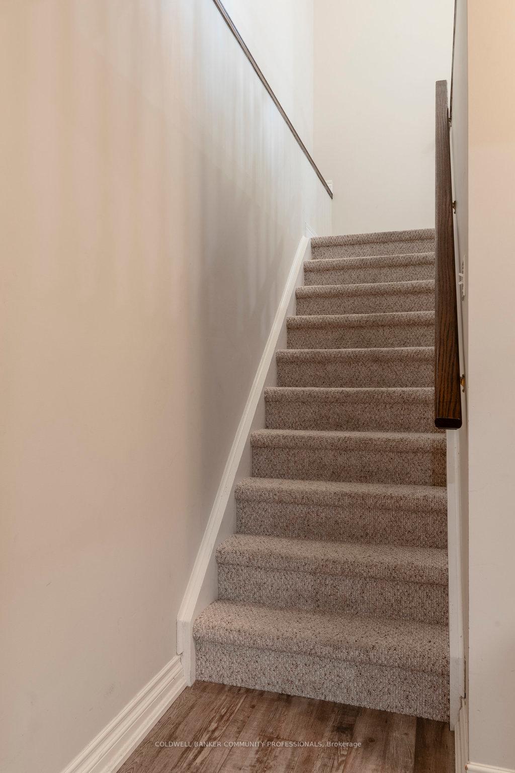 2 Bedrooms Condo at 130 Southbrook, Hamilton For sale