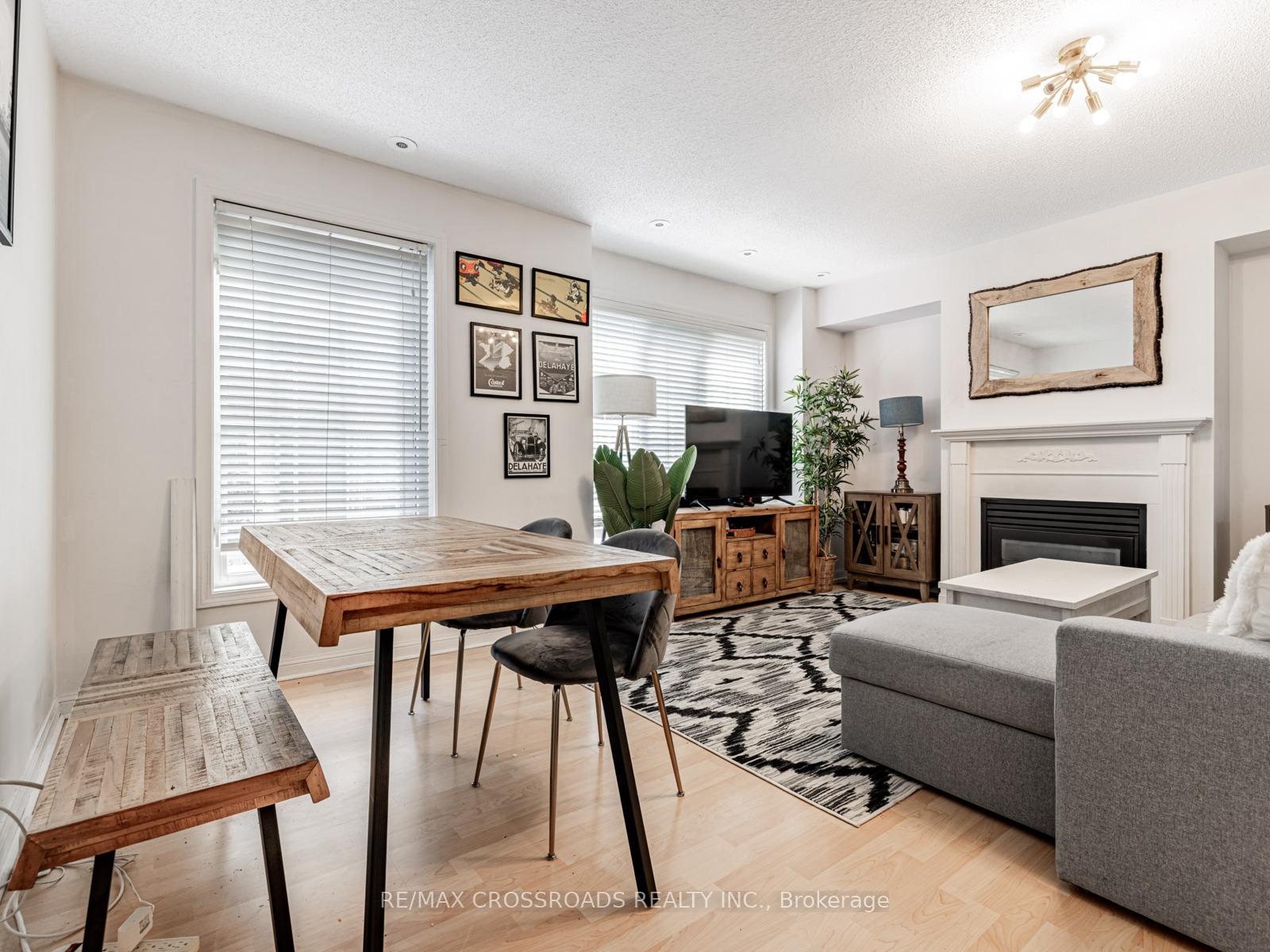 2 Bedrooms Condo at 5 Everson, Toronto For sale