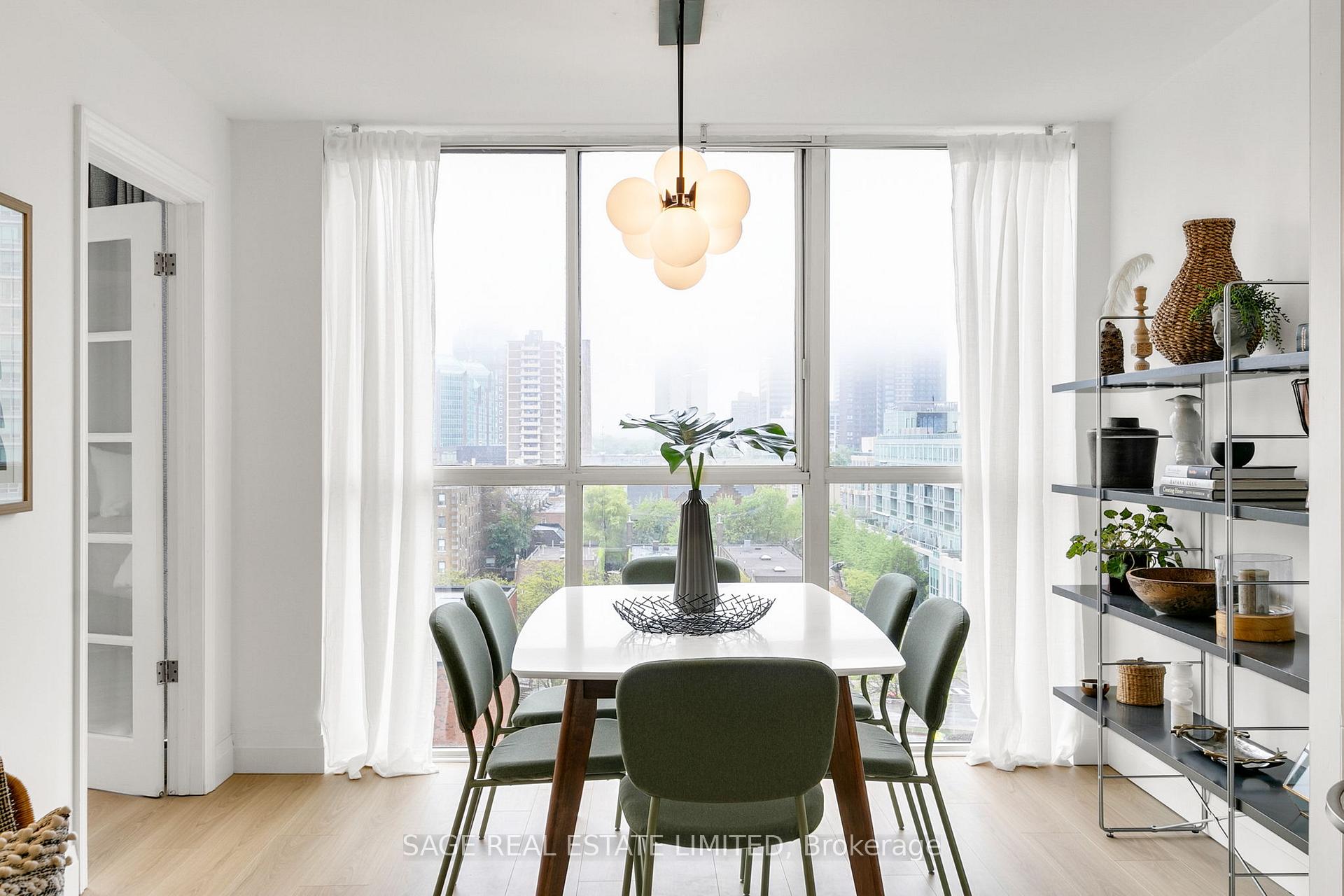 2 Bedrooms Condo at 15 Maitland, Toronto For sale