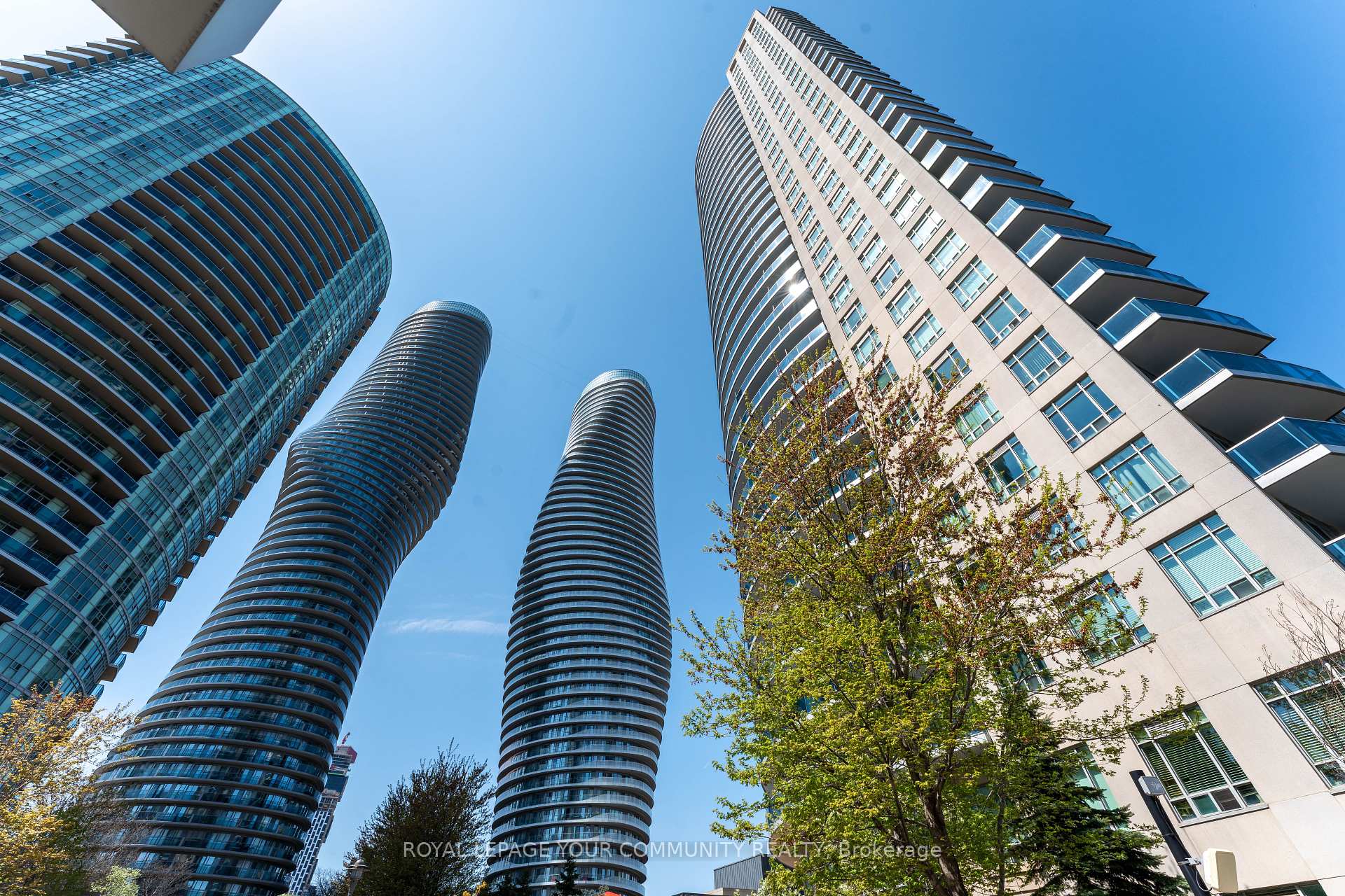 2 Bedrooms Condo at 80 Absolute, Mississauga For sale