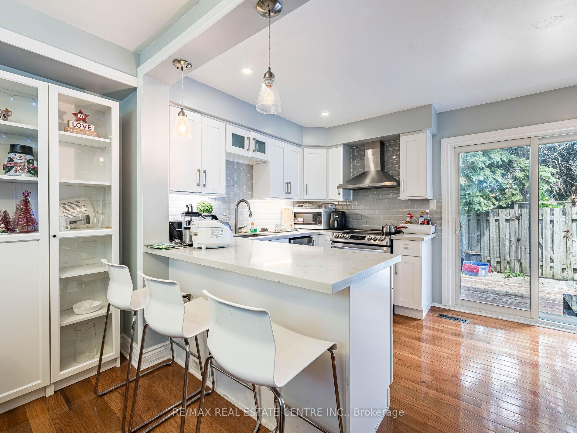 5 Bedrooms Condo at 34 San Roberto, Toronto For sale