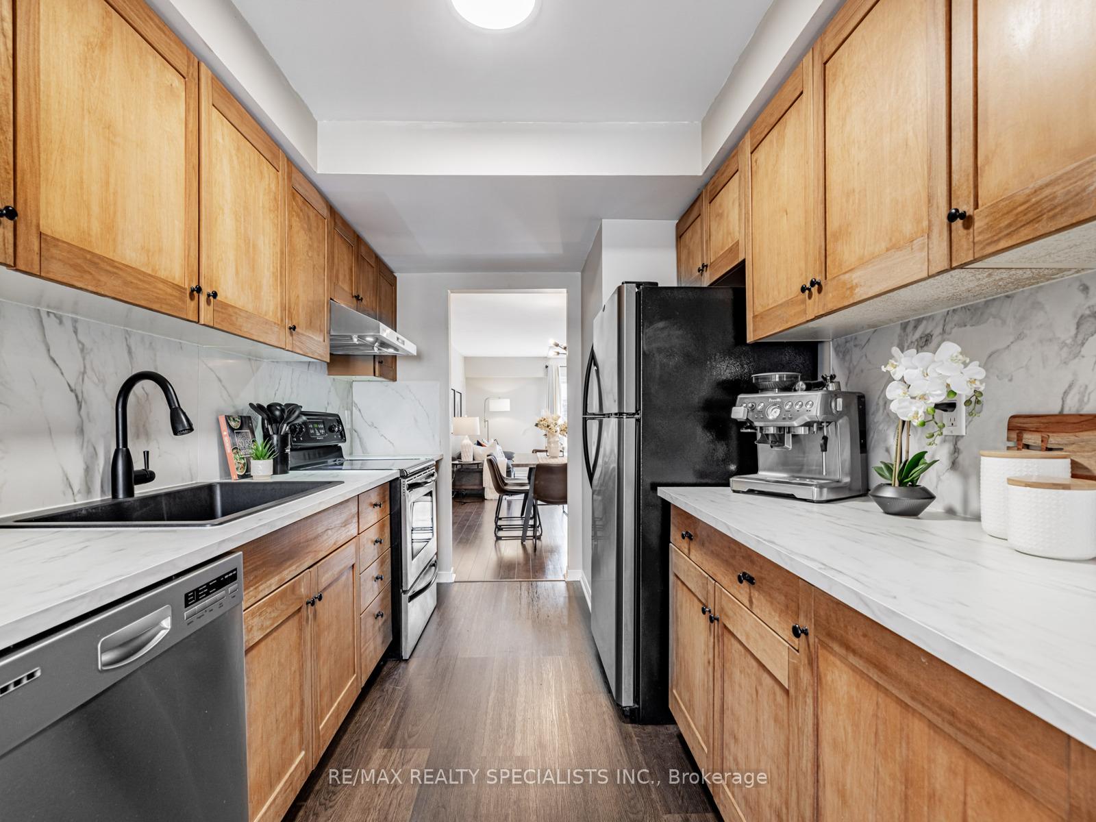 2 Bedrooms Condo at 2055 WALKERS, Burlington For sale