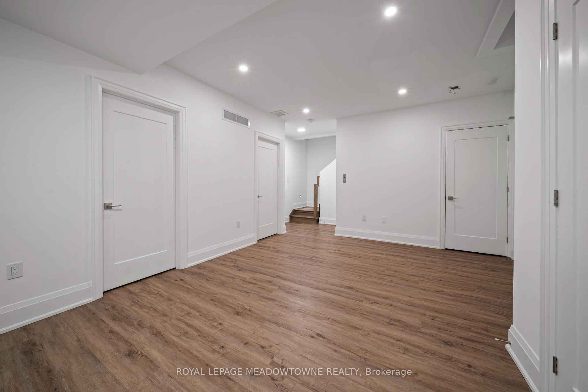 4 Bedrooms Condo at 121 High, Mississauga For sale