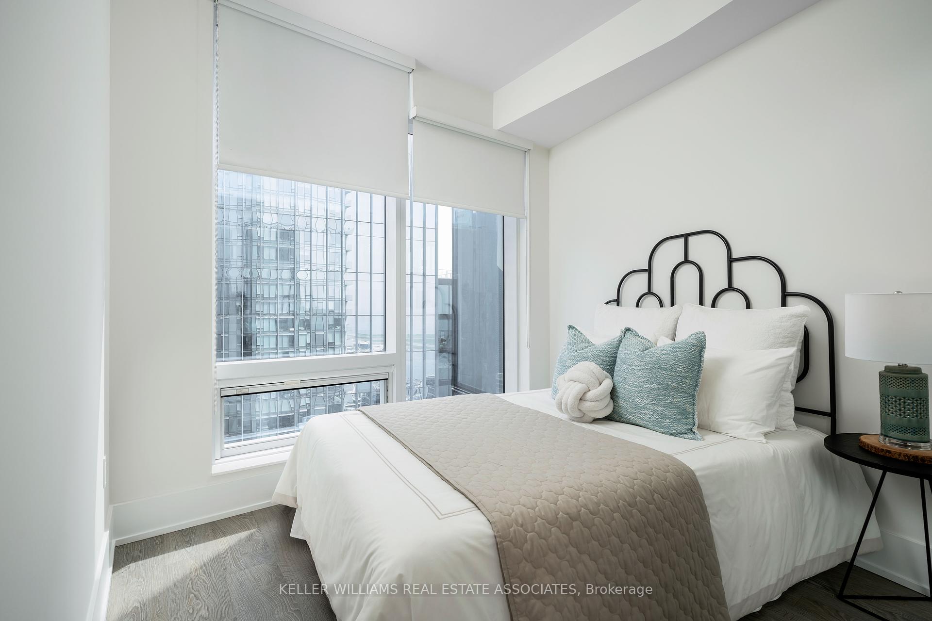 2 Bedrooms Condo at 10 York, Toronto For sale