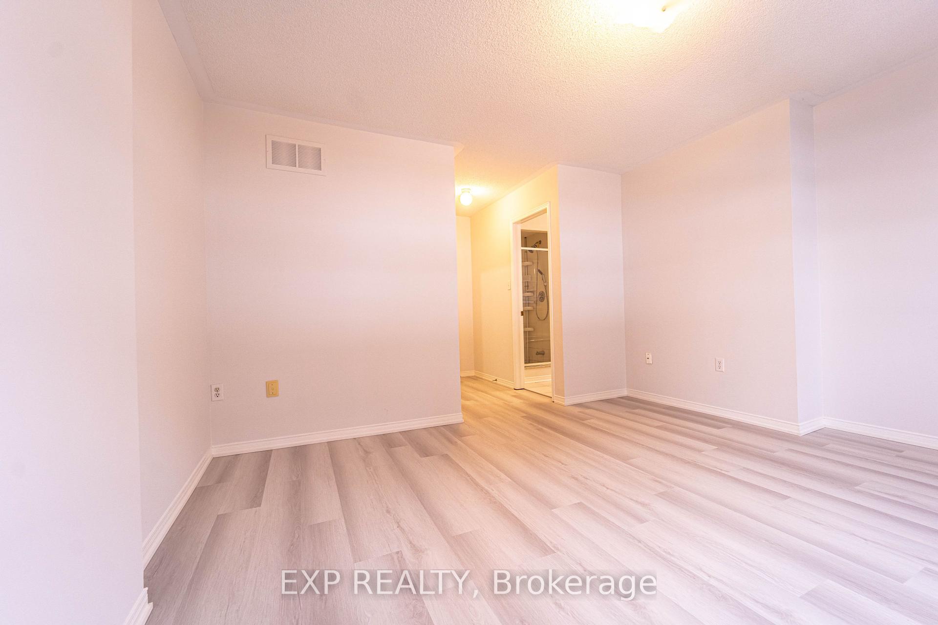4 Bedrooms Condo at 199 Hillcrest, Mississauga For sale