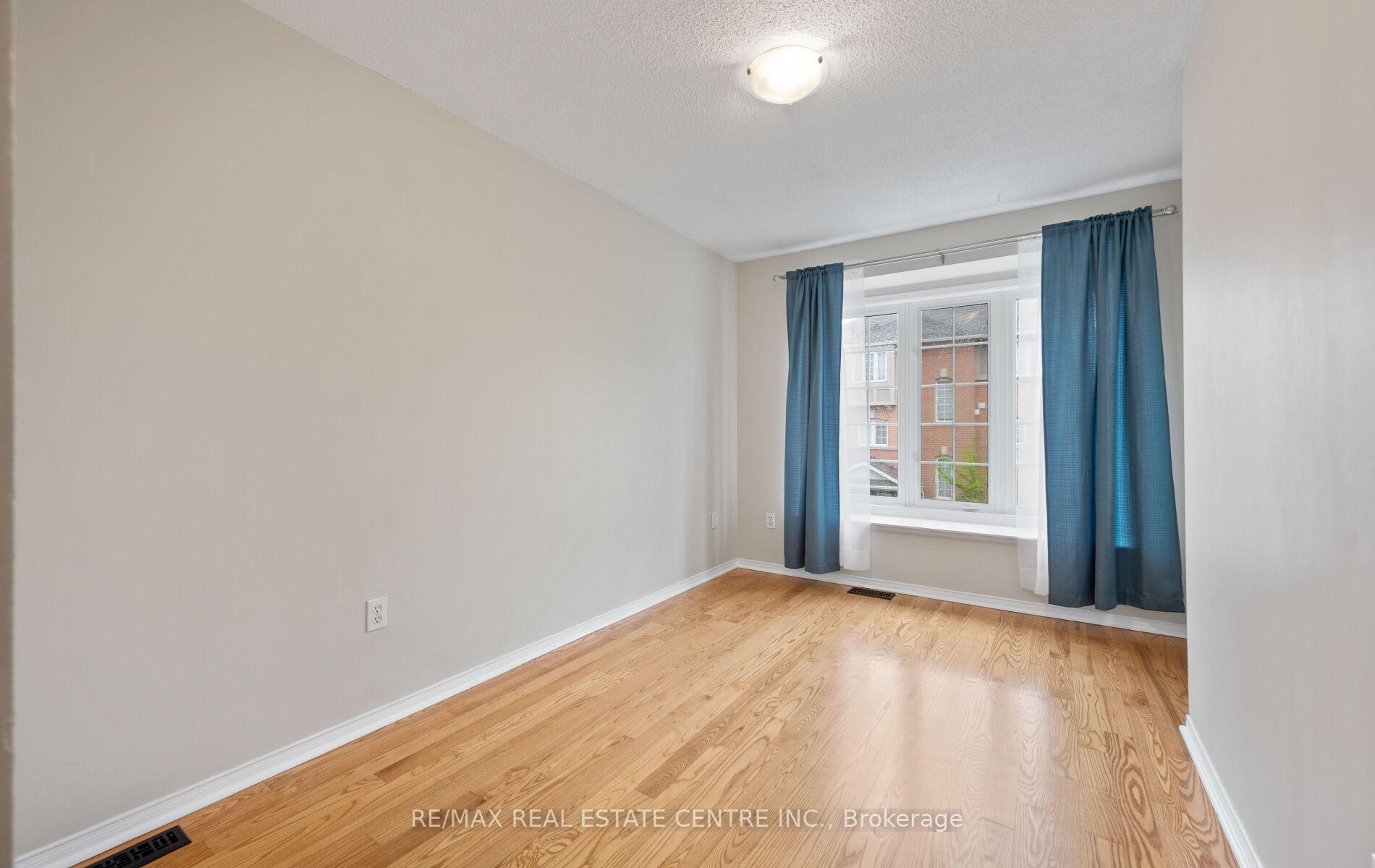 4 Bedrooms Condo at 5030 Heatherleigh, Mississauga For sale