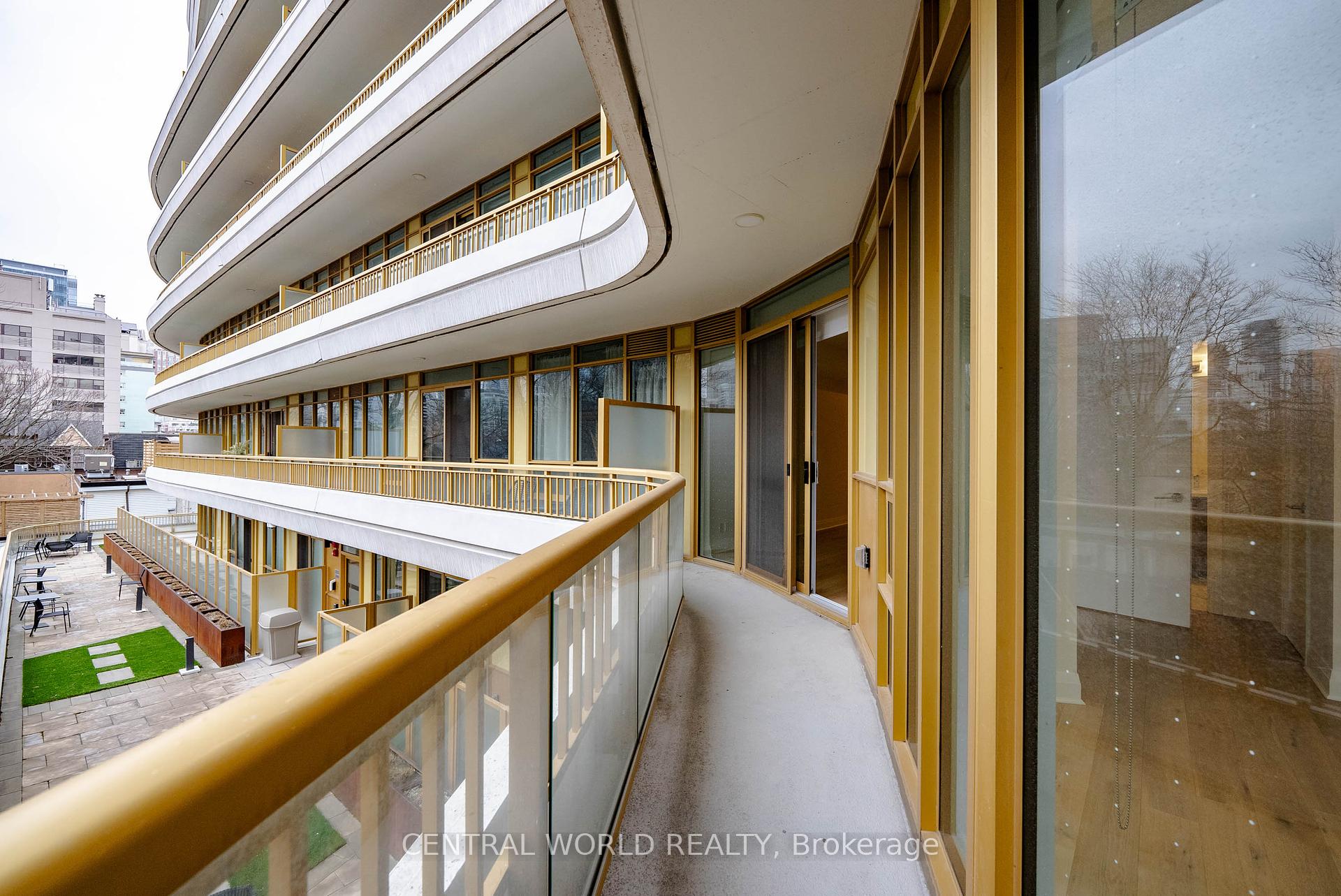 2 Bedrooms Condo at 151 Avenue,  Toronto For sale