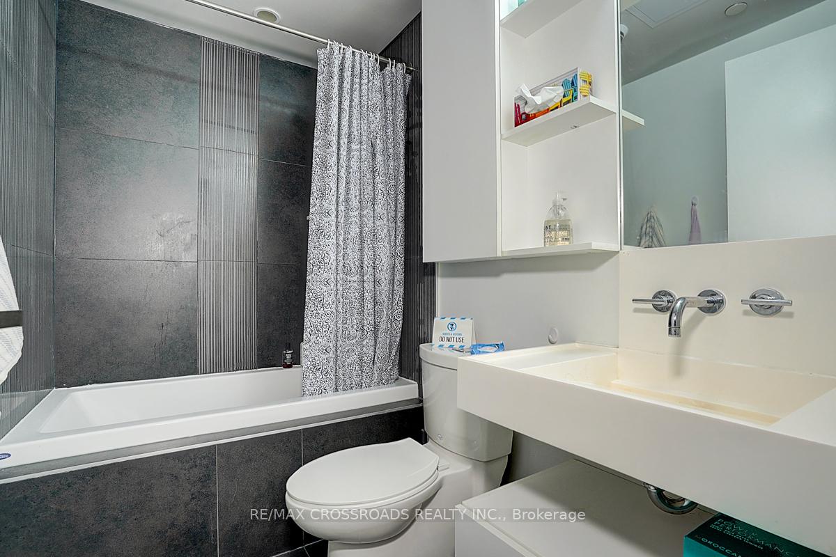 2 Bedrooms Condo at 5 St Joseph, Toronto For sale