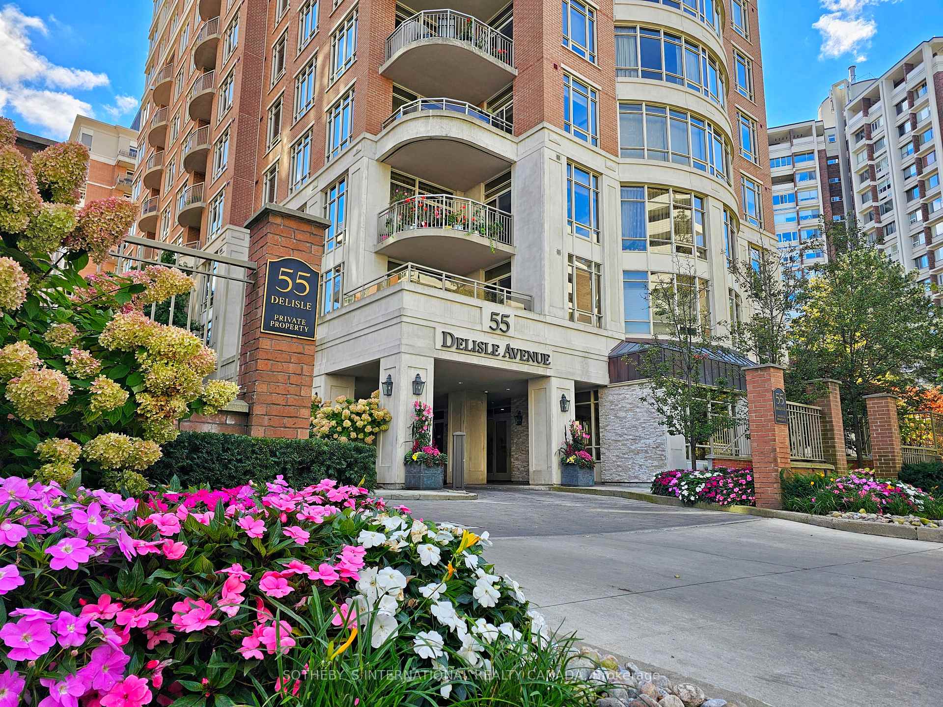 3 Bedrooms Condo at 55 Delisle,  Toronto For sale