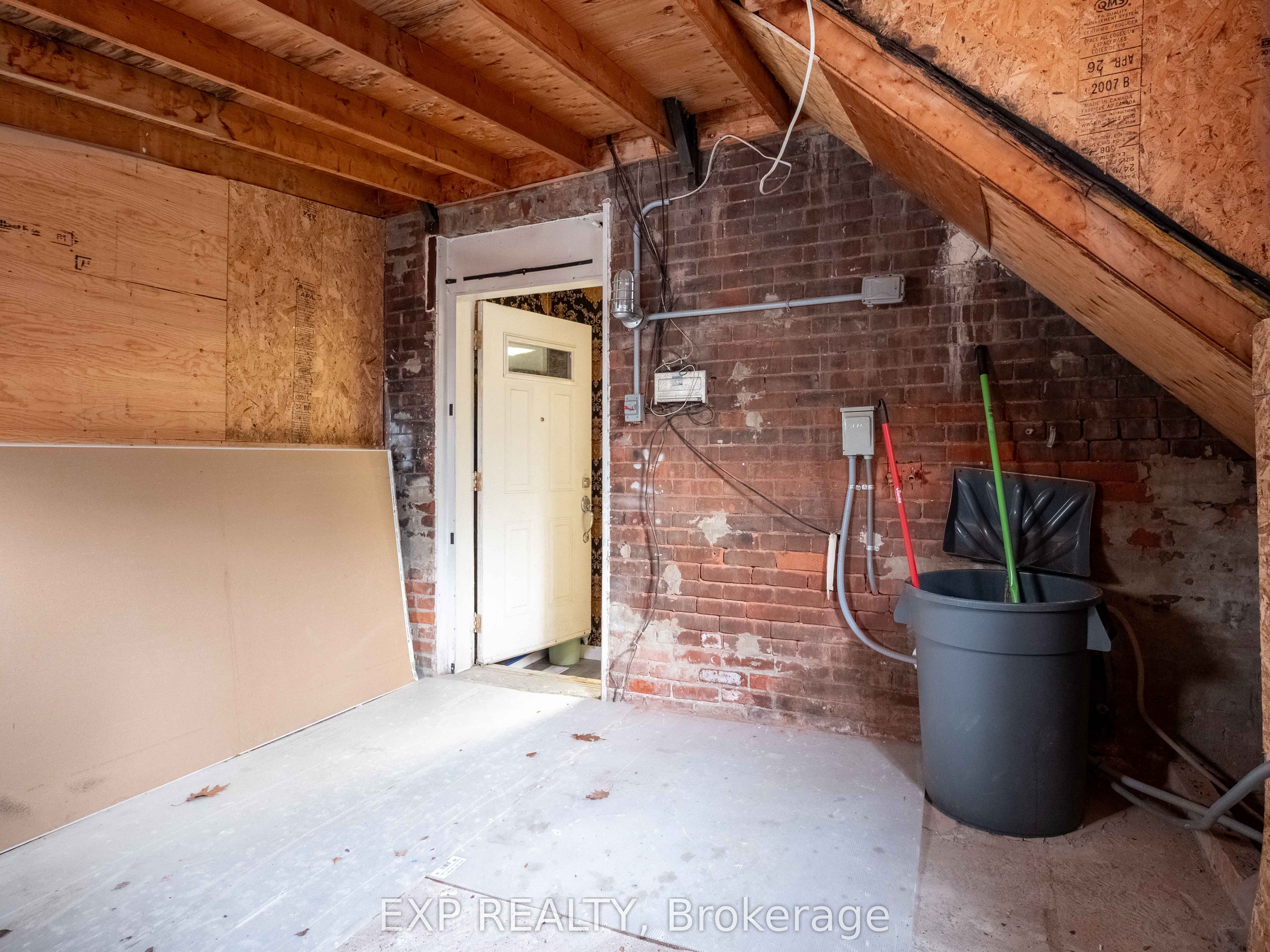 3052 Dundas Street W