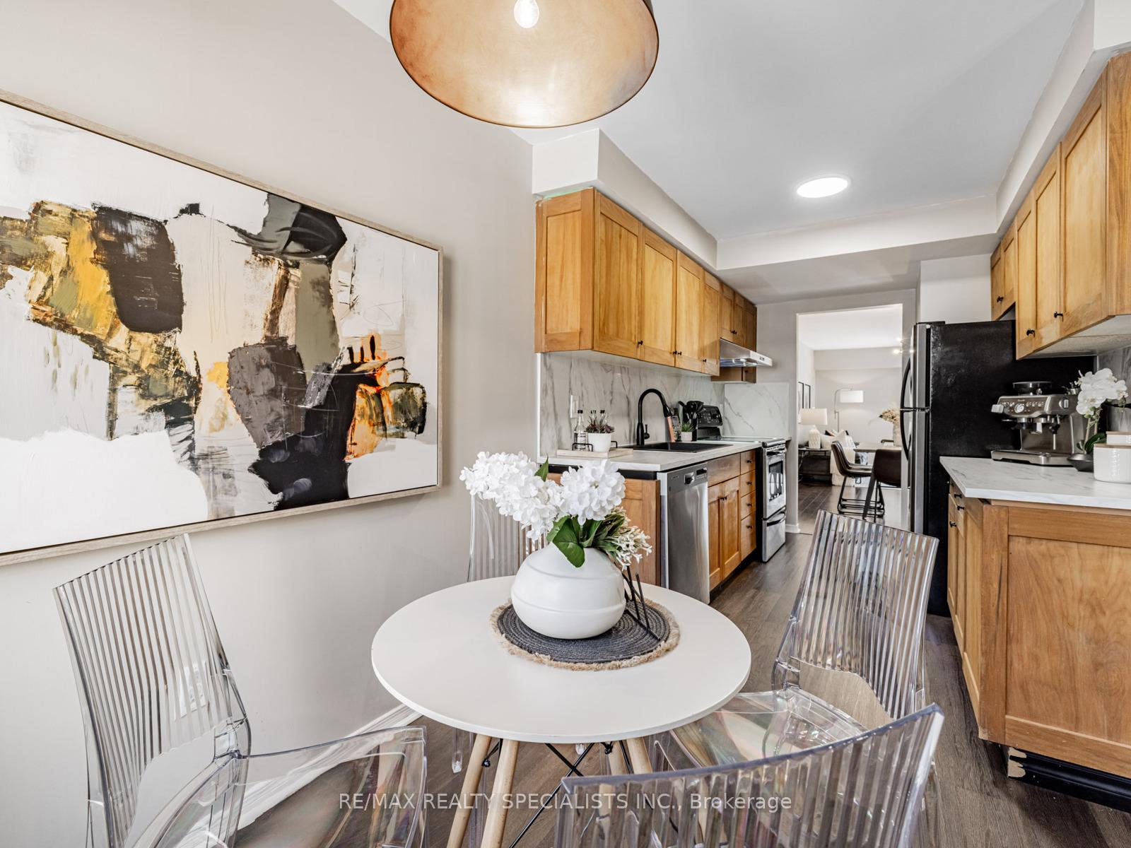 2 Bedrooms Condo at 2055 WALKERS, Burlington For sale