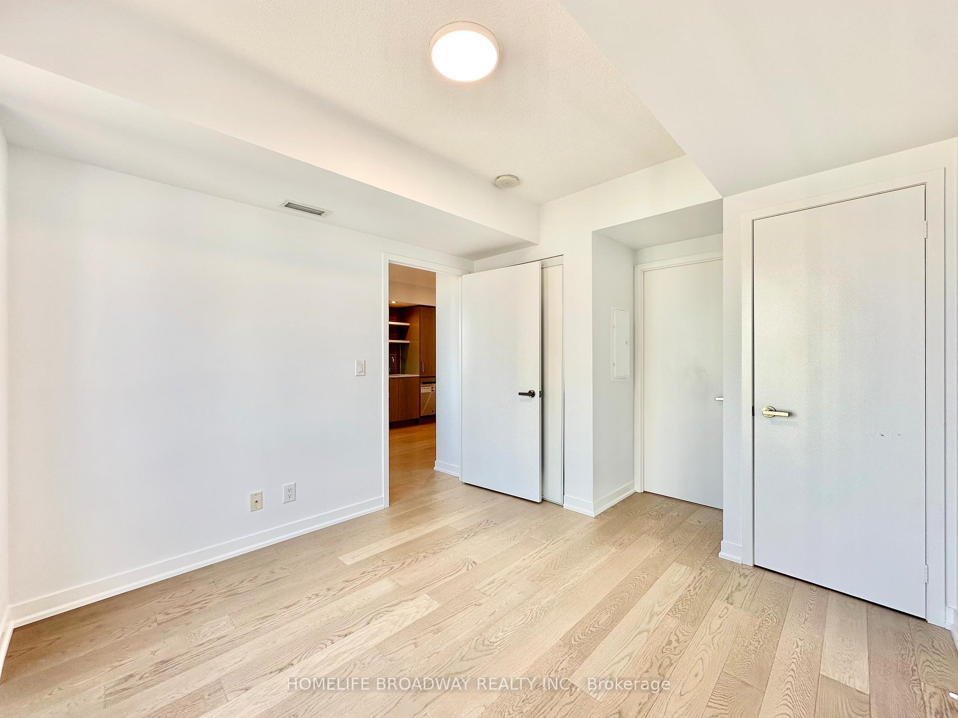 1 Bedroom Condo at 88 Harbour,  Toronto For sale