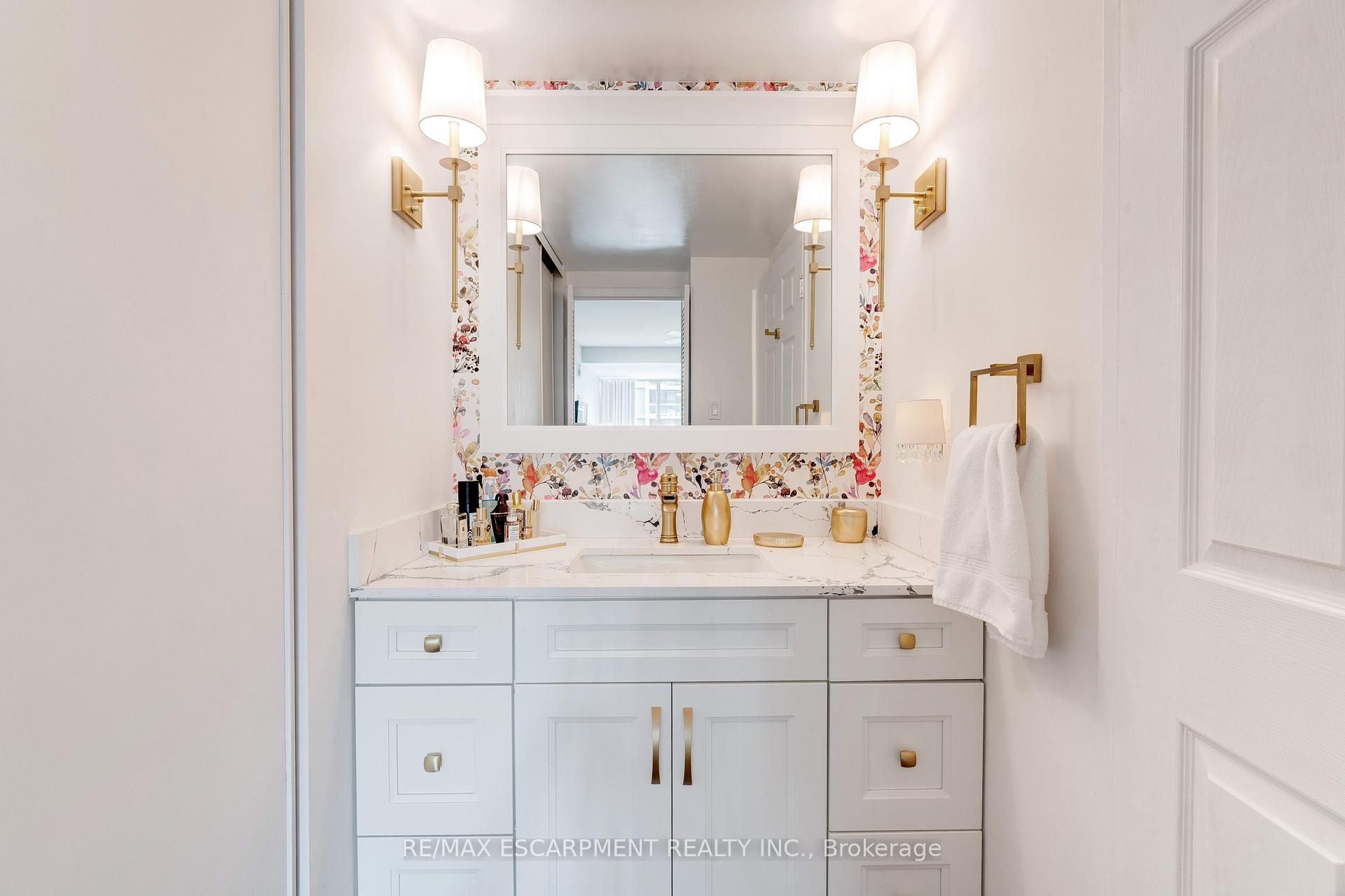 3 Bedrooms Condo at 2175 Marine, Oakville For sale