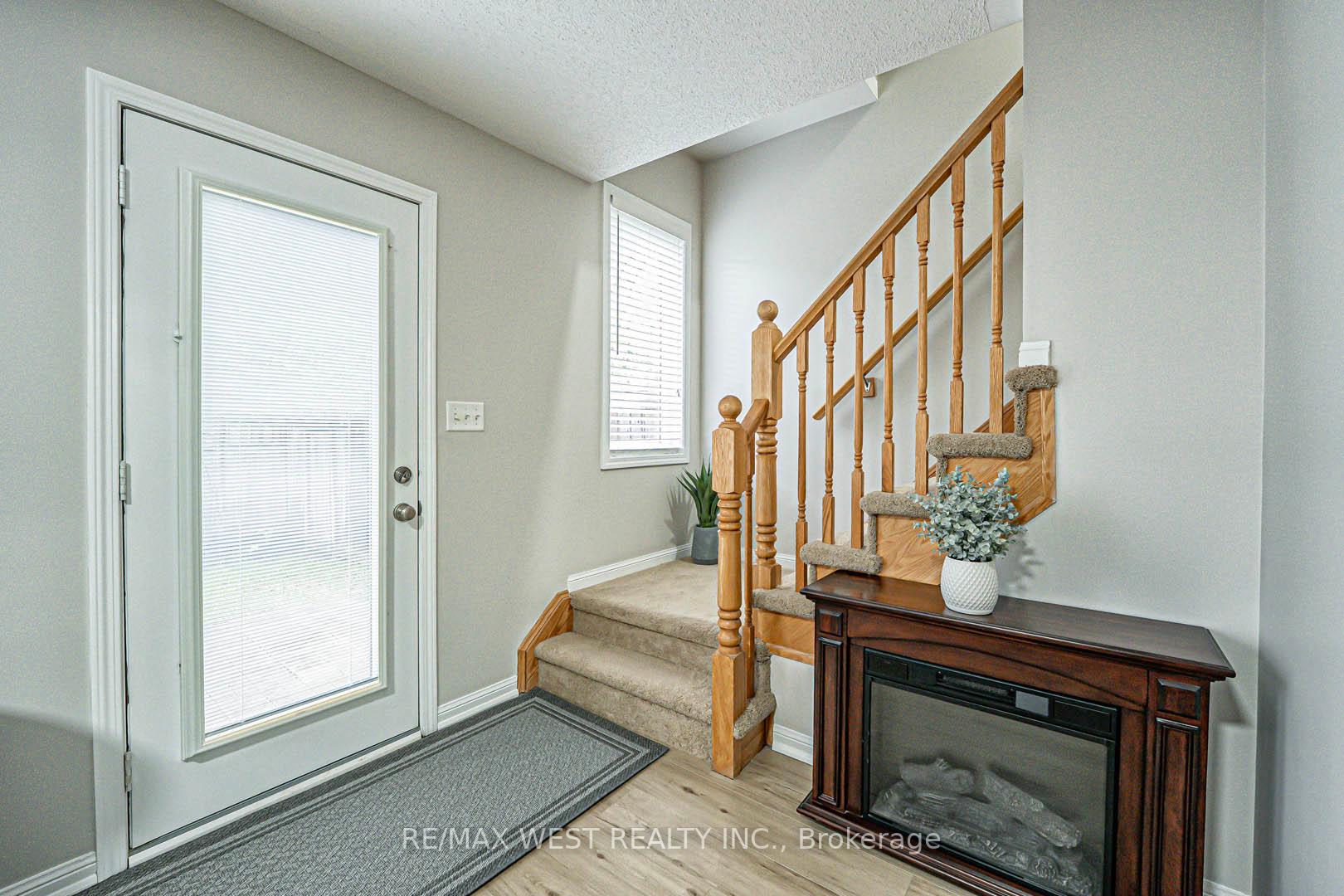 3 Bedrooms Condo at 3050 Rotary, Burlington For sale