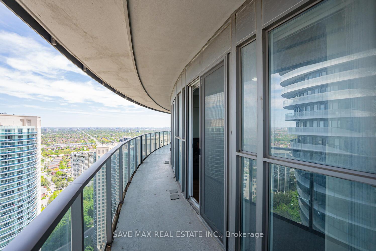 2 Bedrooms Condo at 60 Absolute, Mississauga For sale