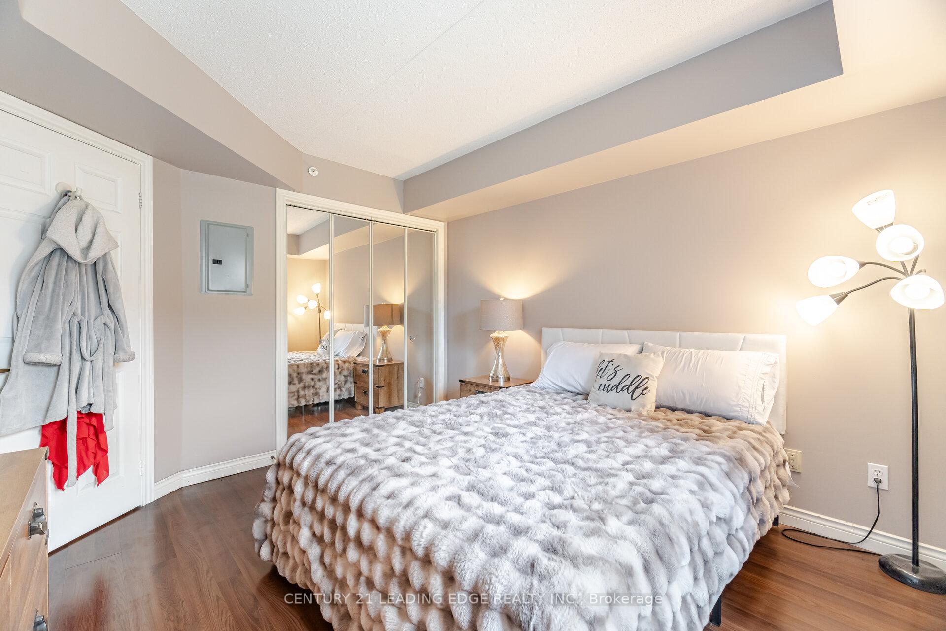 2 Bedrooms Condo at 4005 Kilmer, Burlington For sale