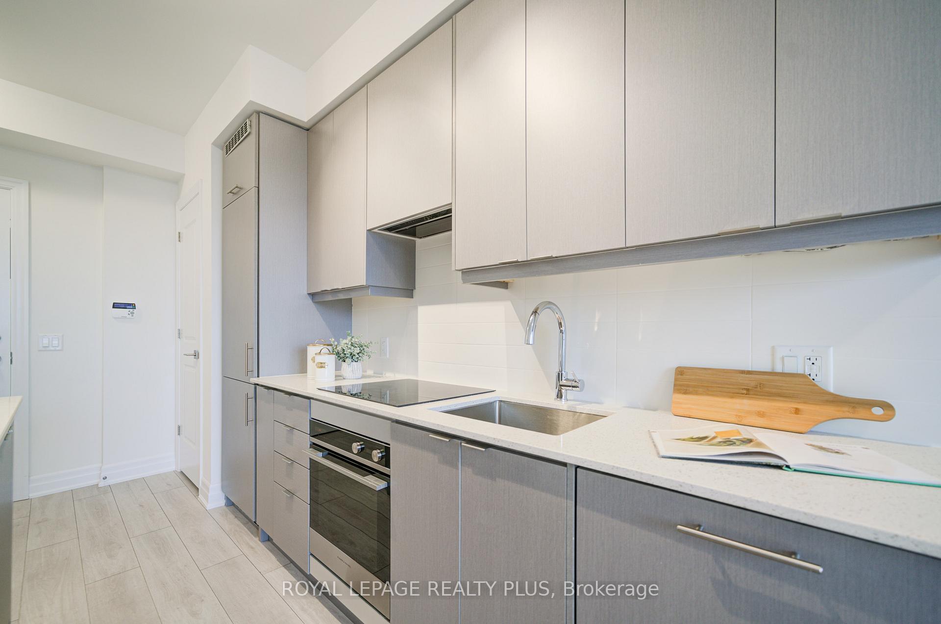 2 Bedrooms Condo at 30 Elm, Mississauga For sale