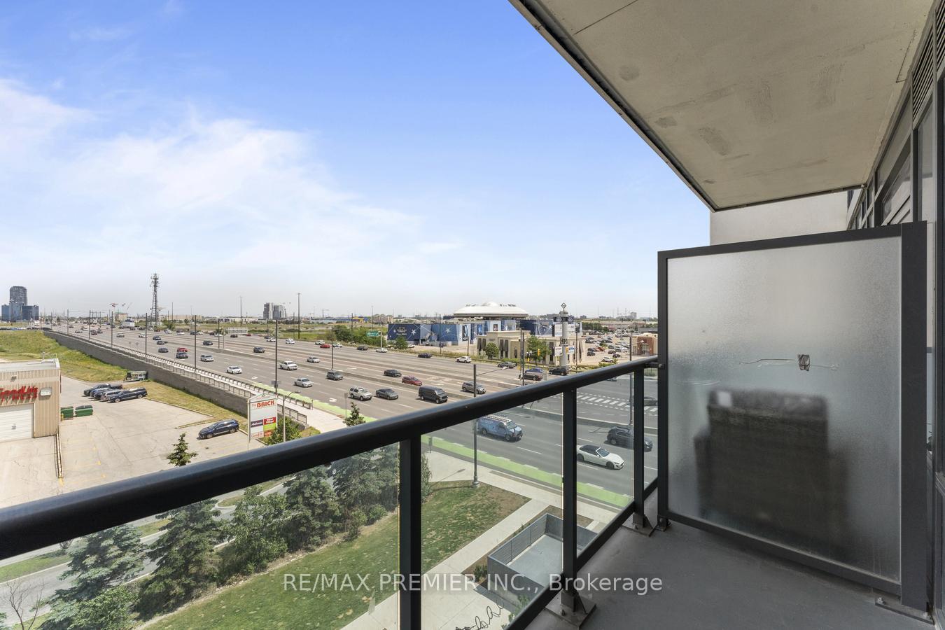 2 Bedrooms Condo at 3600 Highway 7, Vaughan For sale